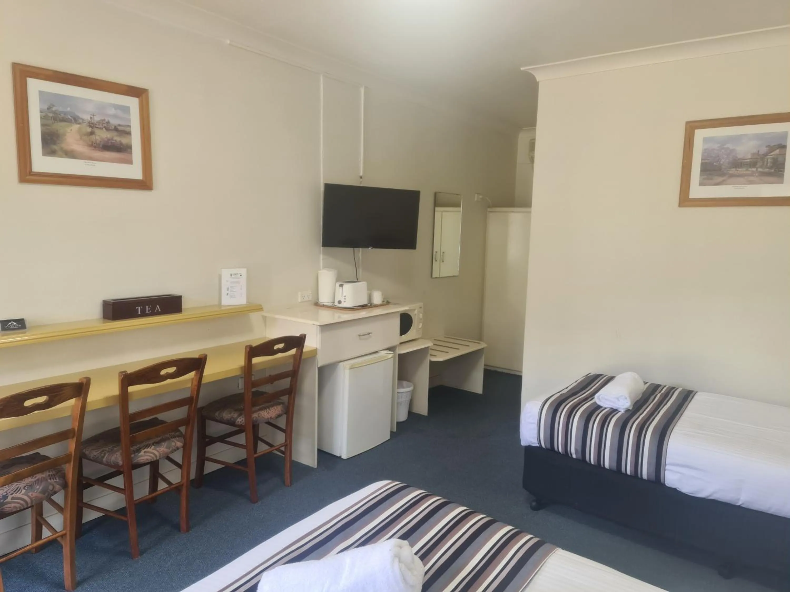 Seating area, Bed in Valley View Motel