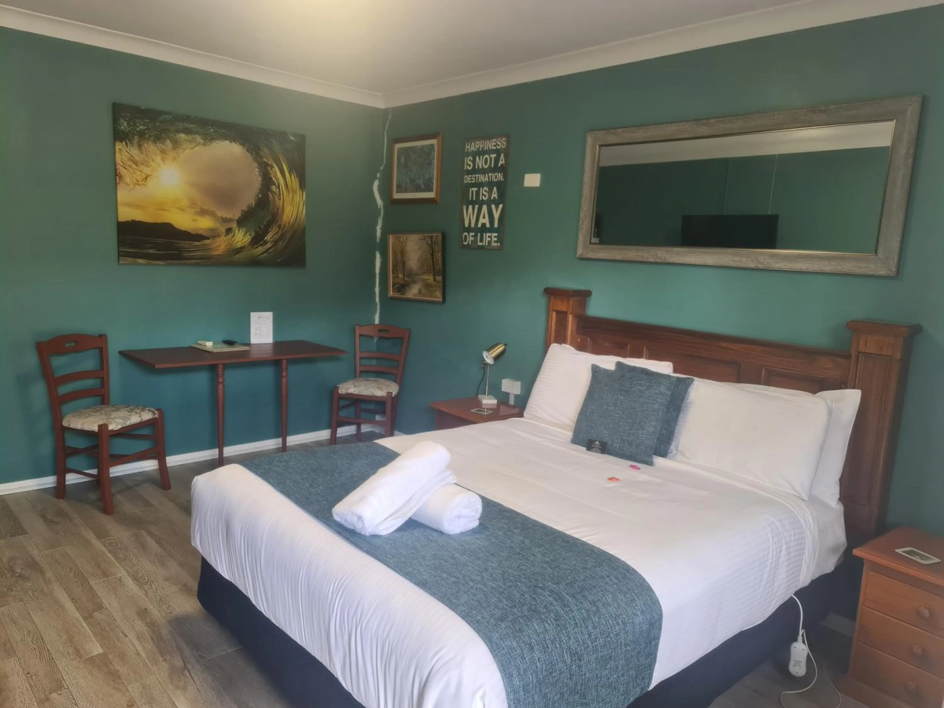 Photo of the whole room, Bed in Valley View Motel