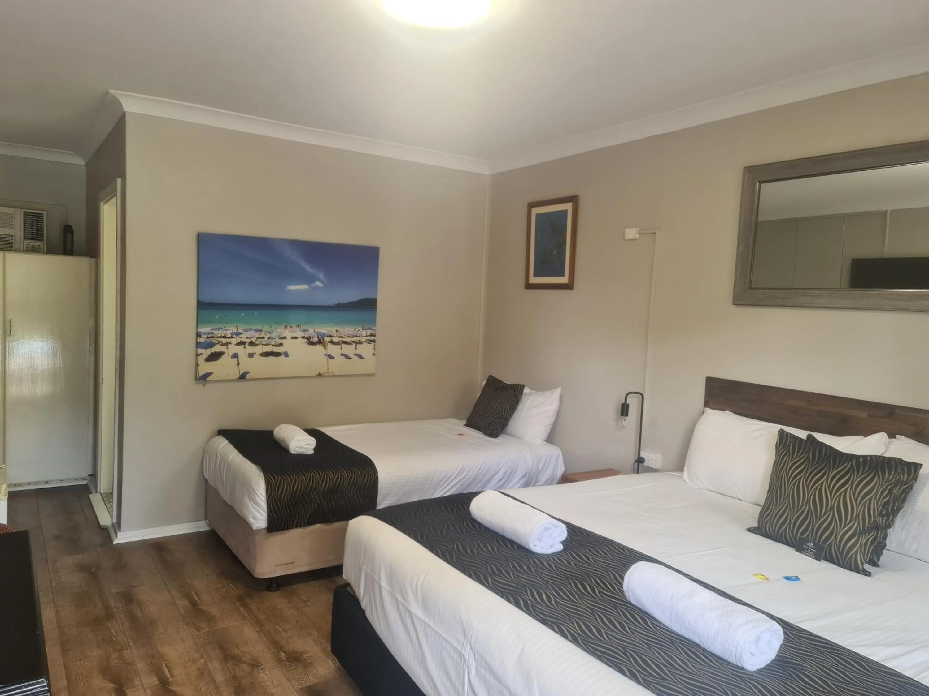 Photo of the whole room, Bed in Valley View Motel