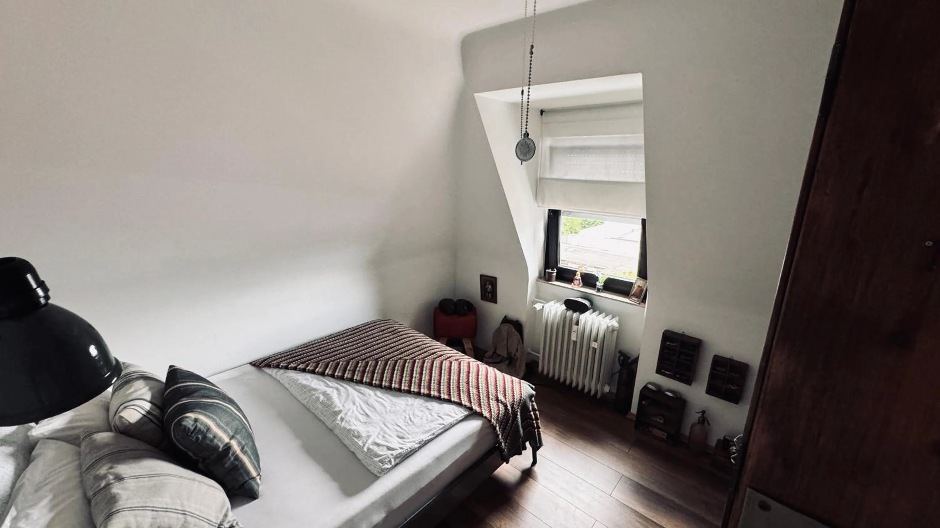 Photo of the whole room, Bed in Domus Merian XII