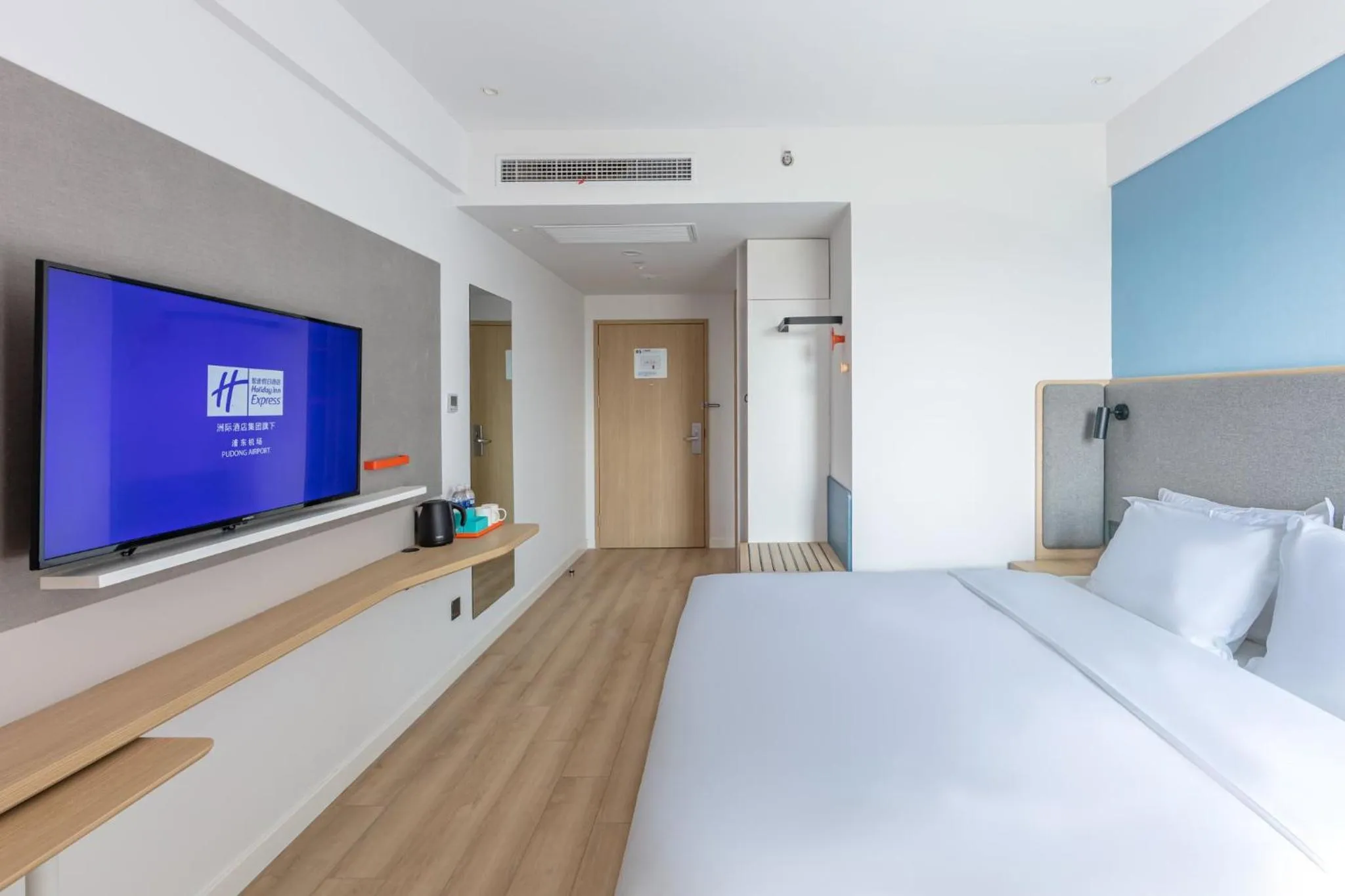 Photo of the whole room, Bed in Holiday Inn Express Shanghai Pudong Airport by IHG