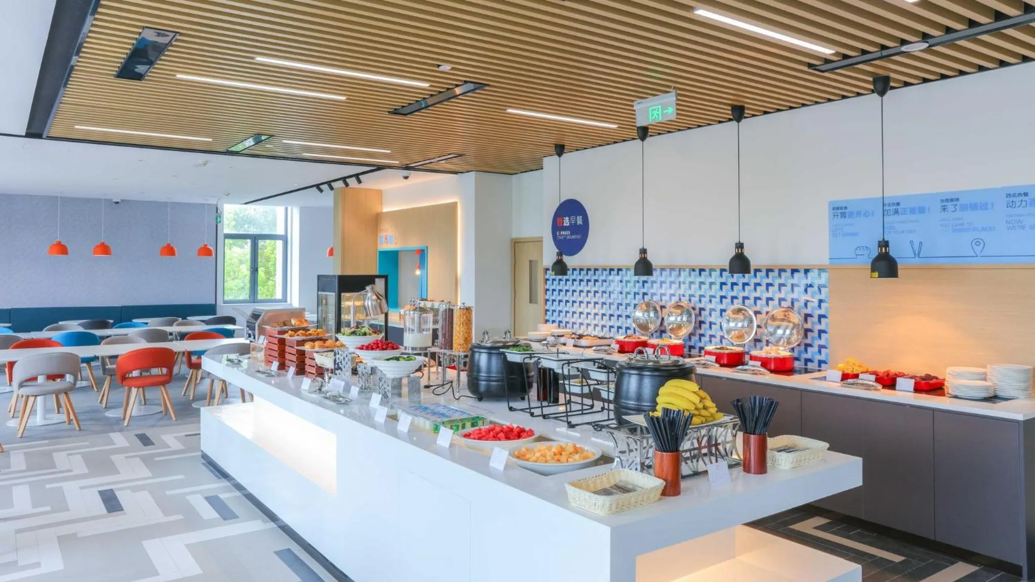 Restaurant/places to eat in Holiday Inn Express Shanghai Pudong Airport by IHG