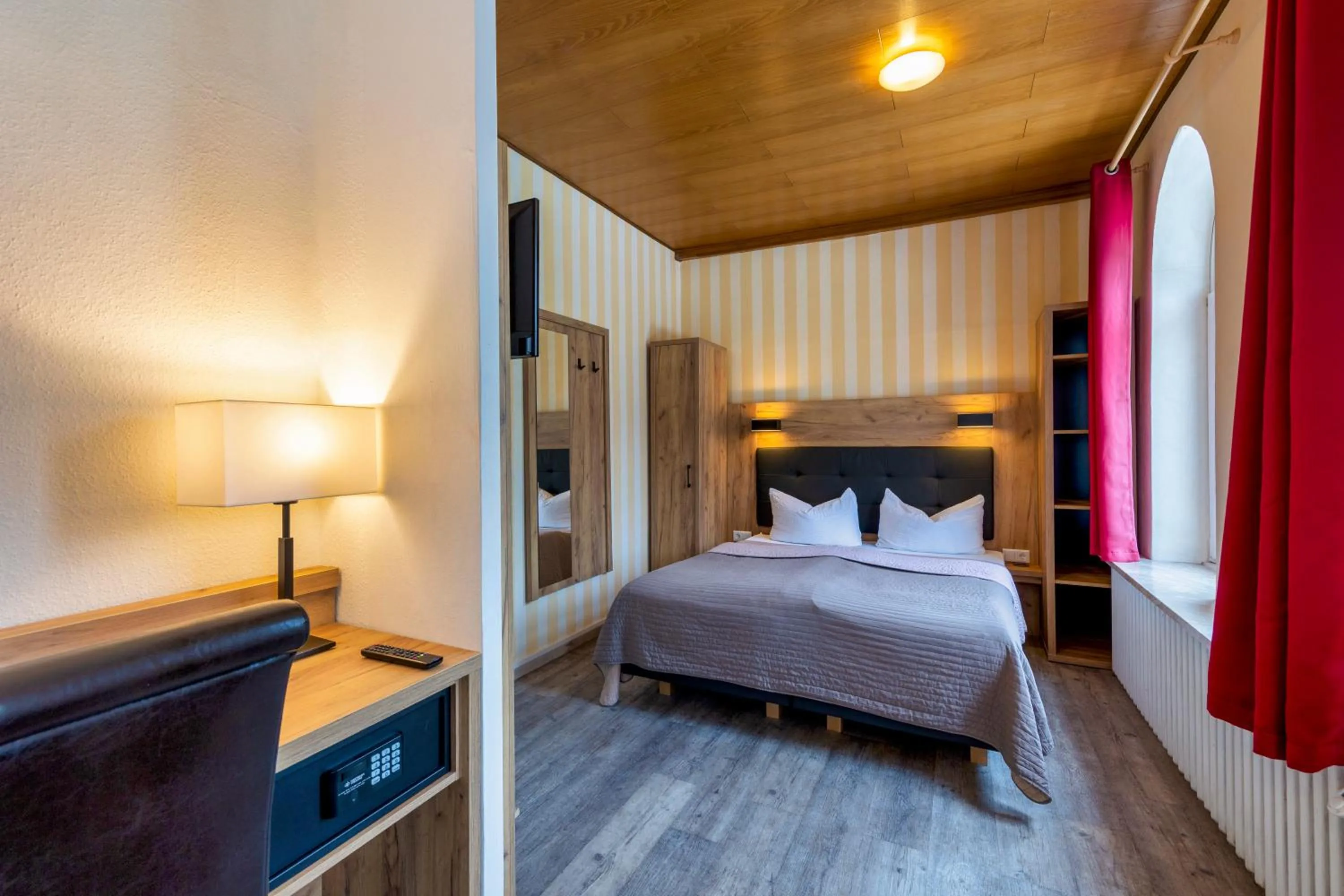 Photo of the whole room, Bed in Akzent Hotel Alte Direktionsvilla Kupfermühle