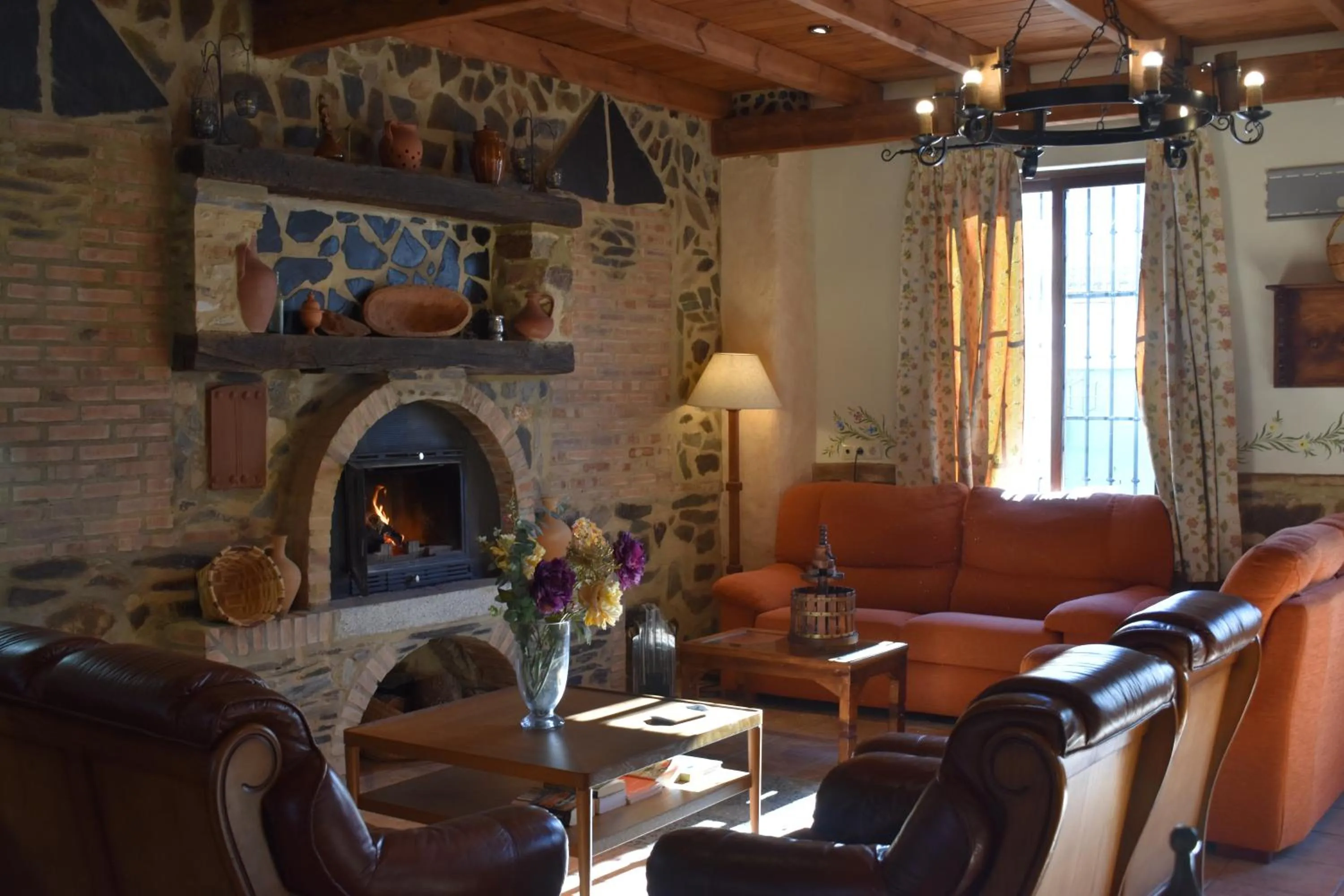 Communal lounge/ TV room in Hostal Rural Molino Del Bombo
