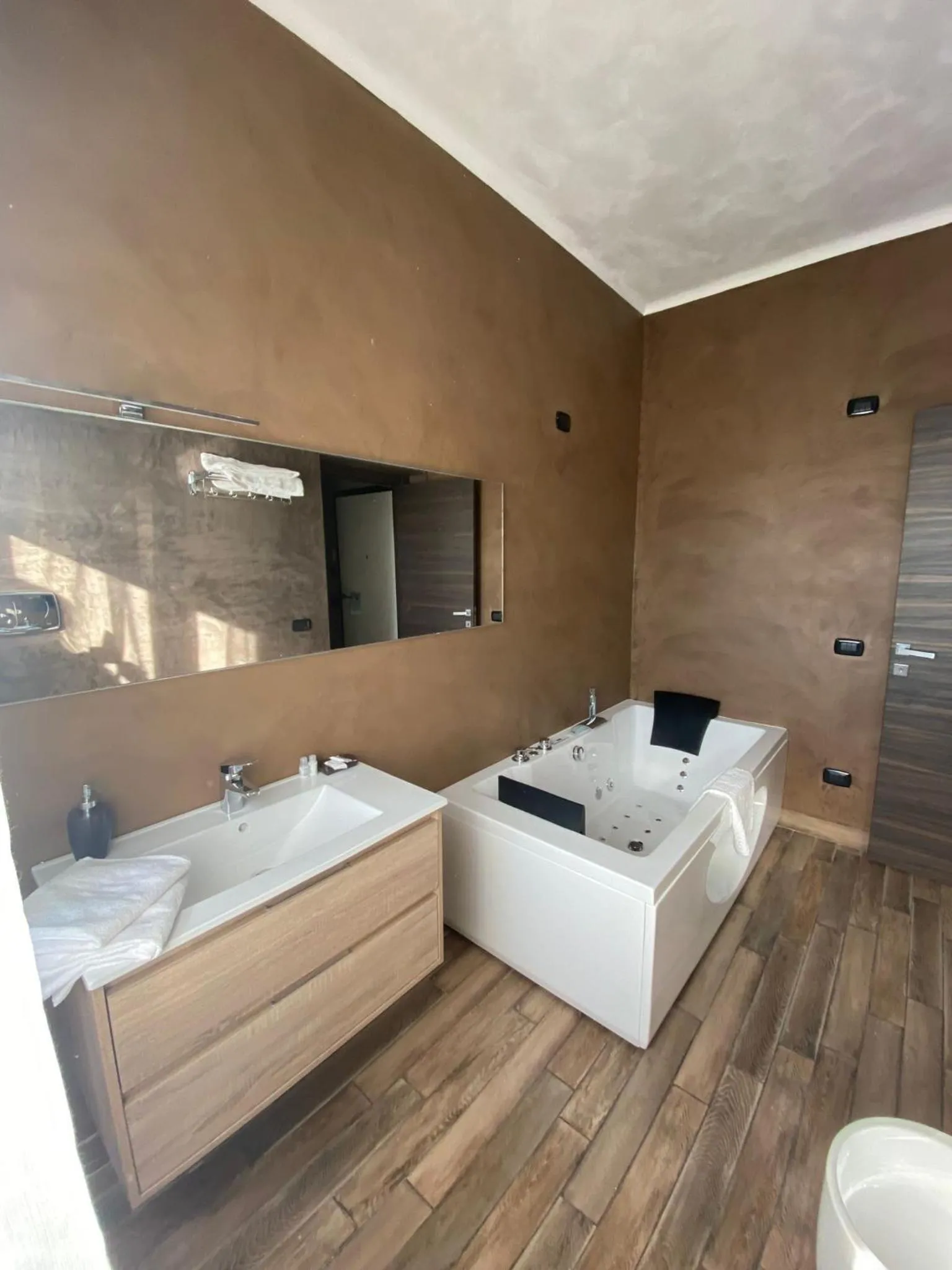 Toilet, Bed in B2In Suite & Office