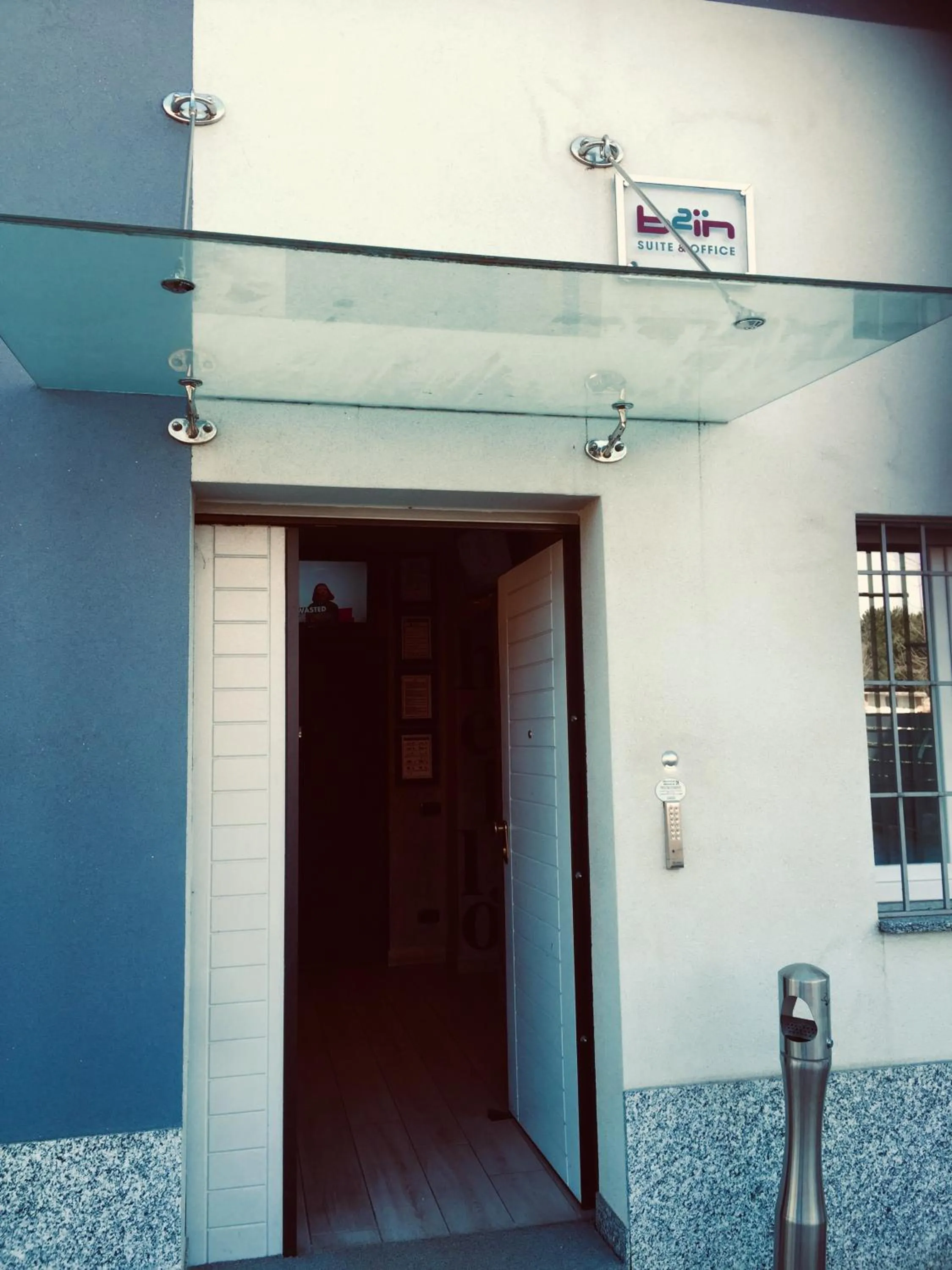 Facade/entrance in B2In Suite & Office