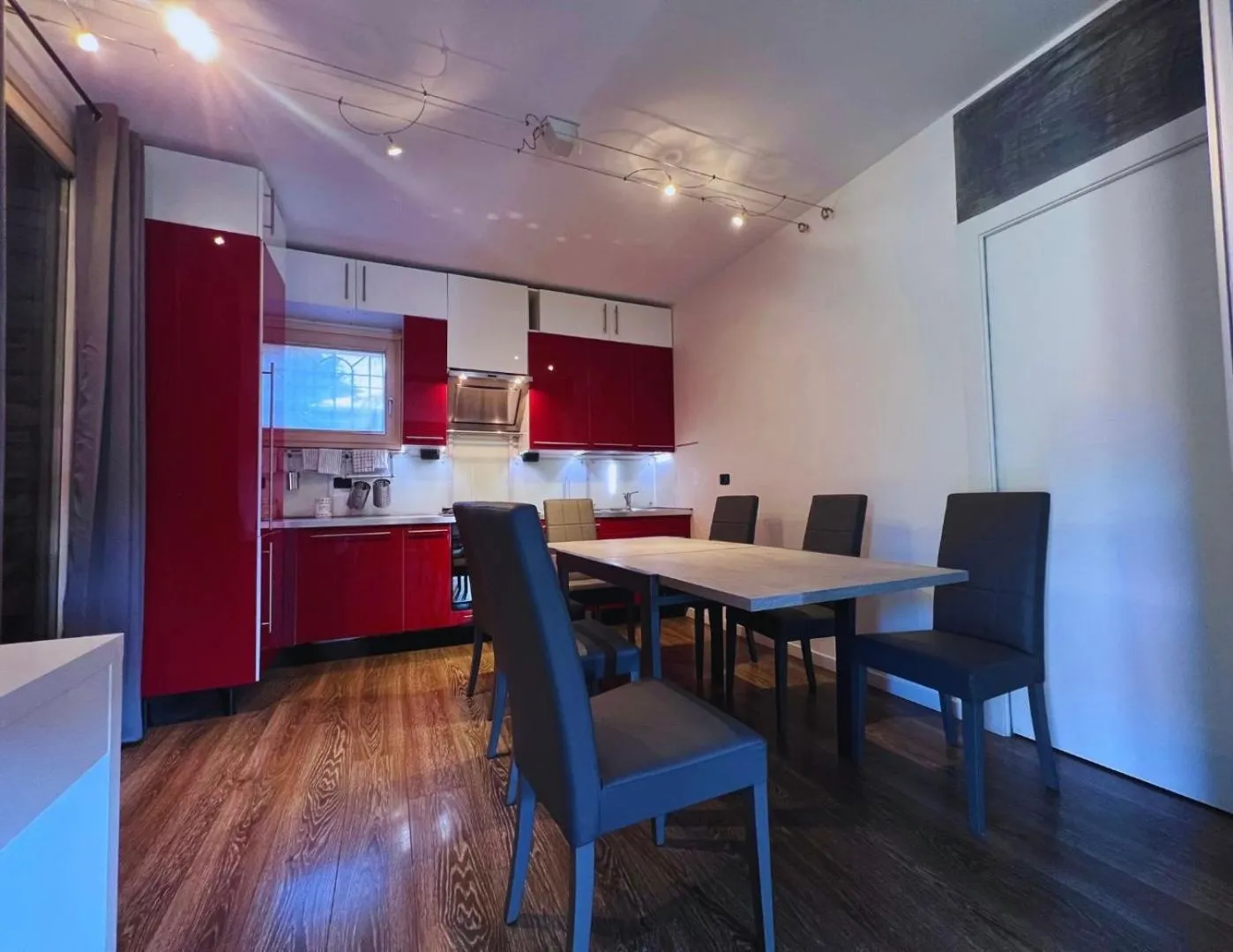 People in B2In Suite & Office