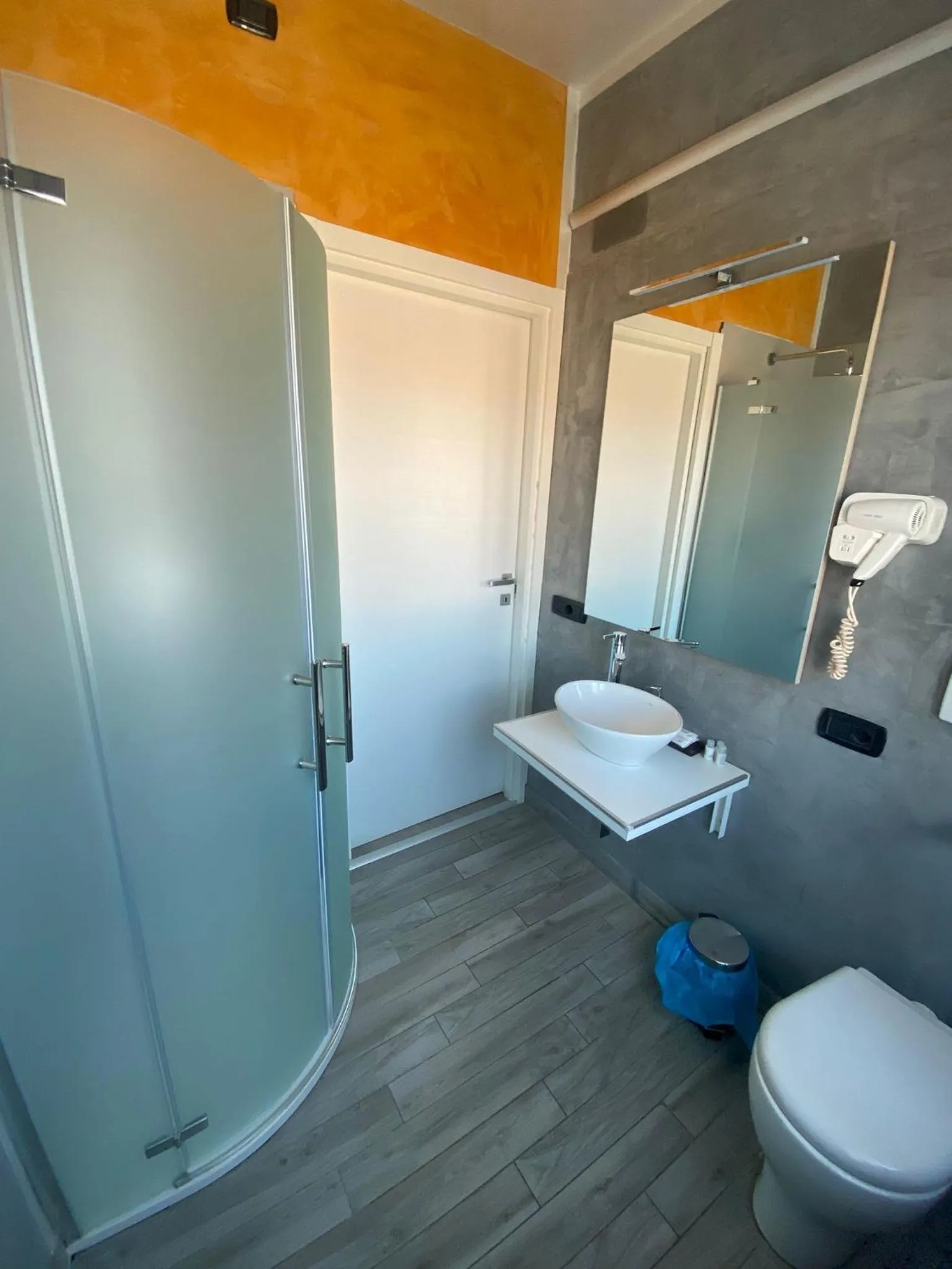 Shower in B2In Suite & Office