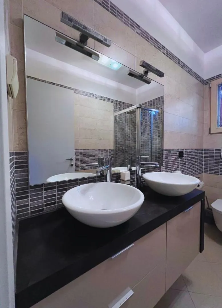 Bathroom in B2In Suite & Office