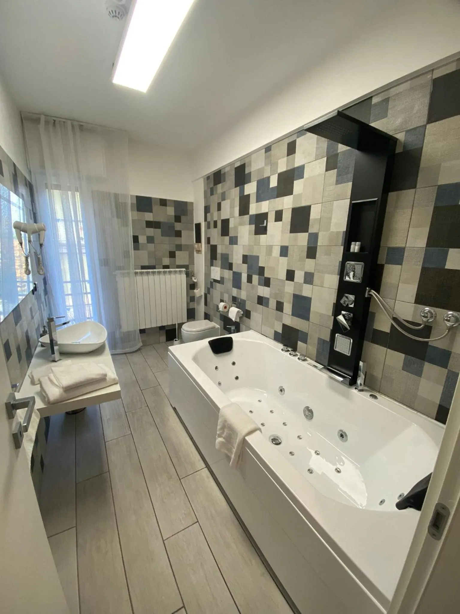 Shower in B2In Suite & Office