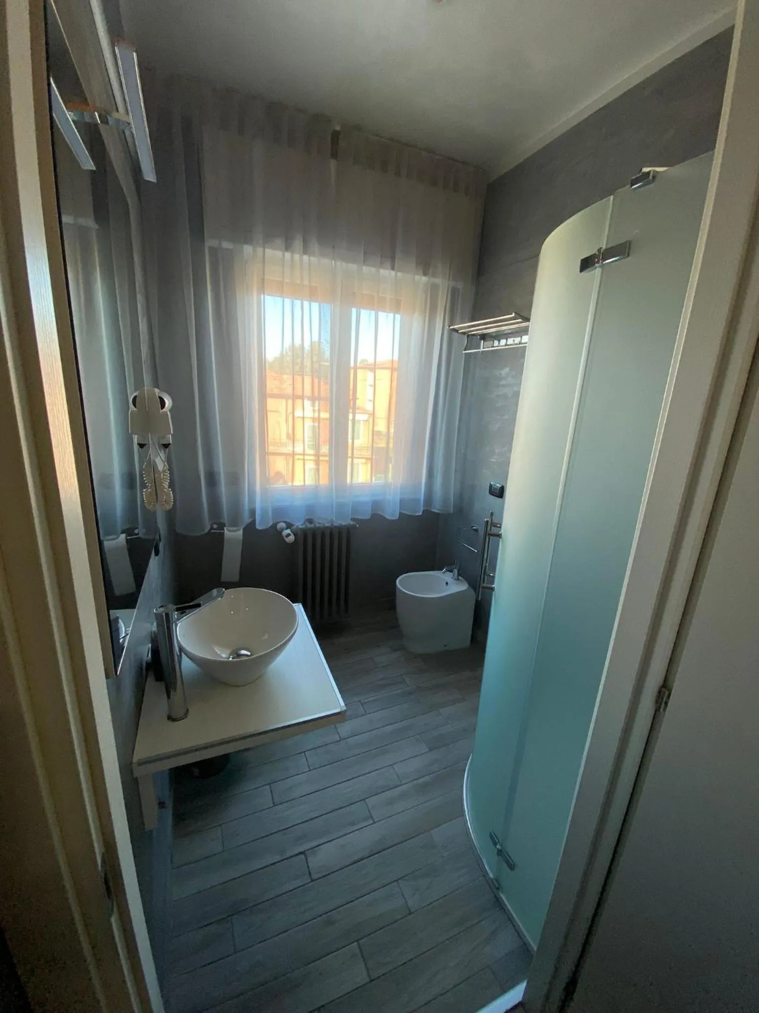 Shower in B2In Suite & Office