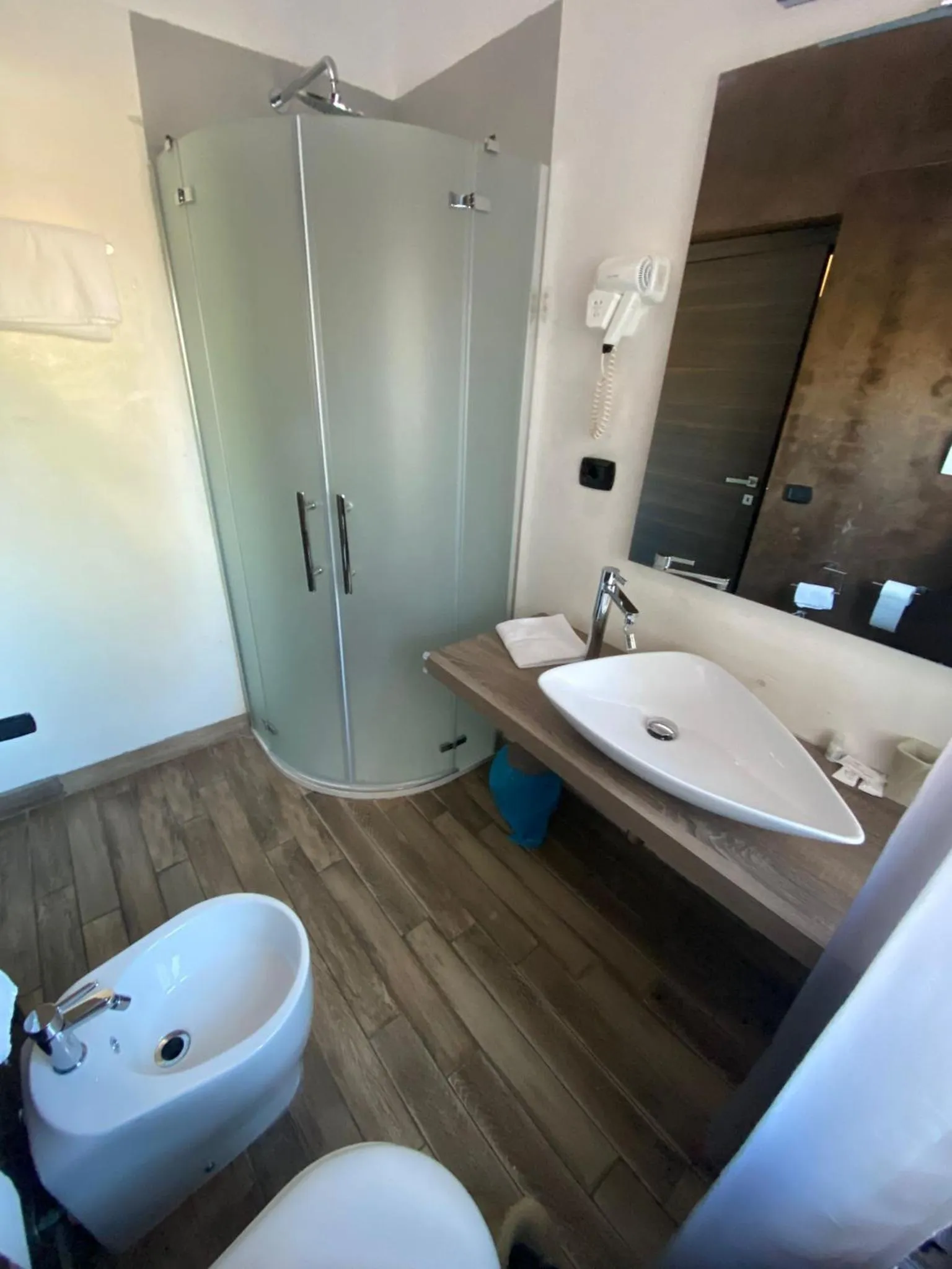 Shower in B2In Suite & Office