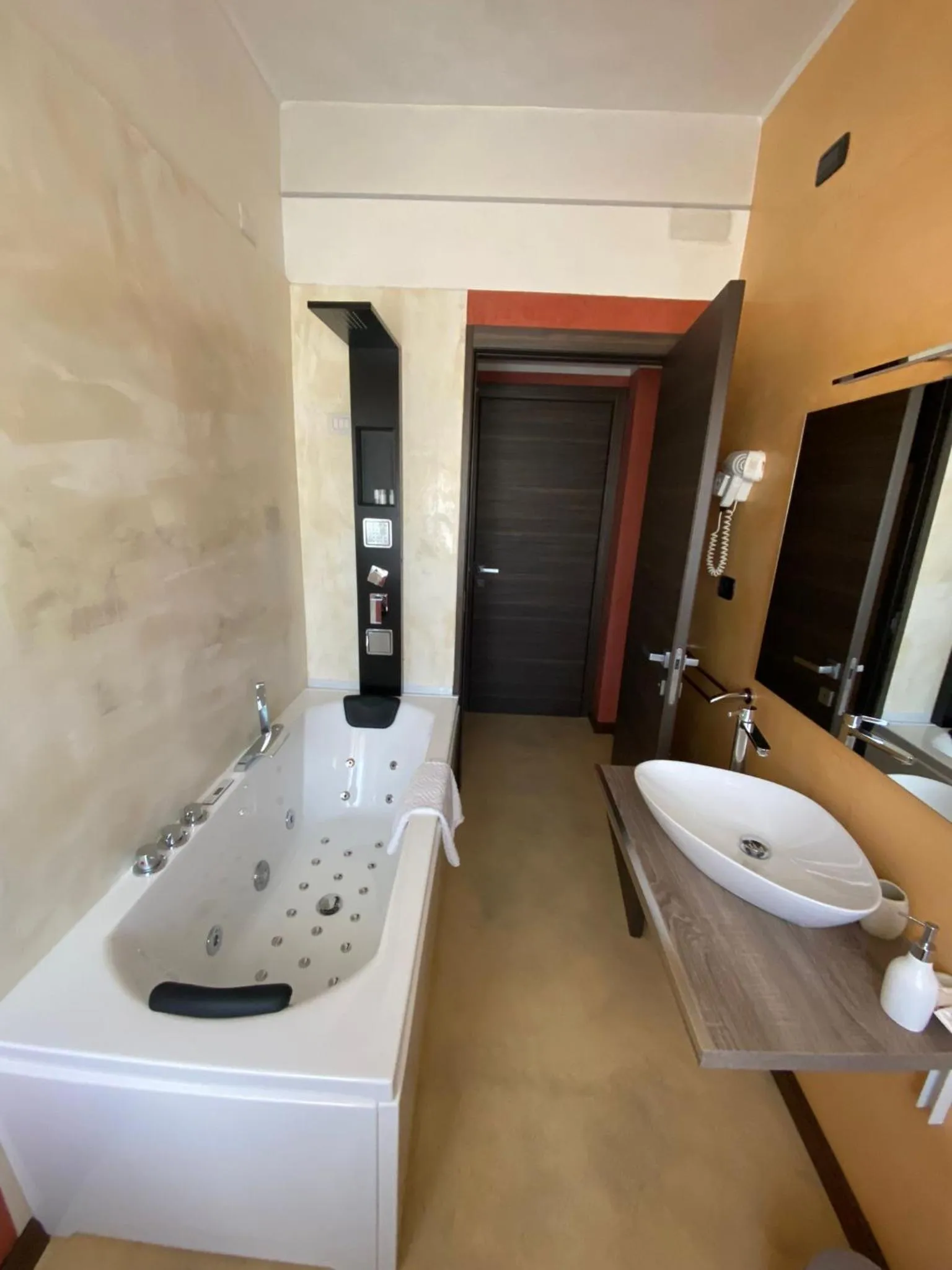 Shower in B2In Suite & Office