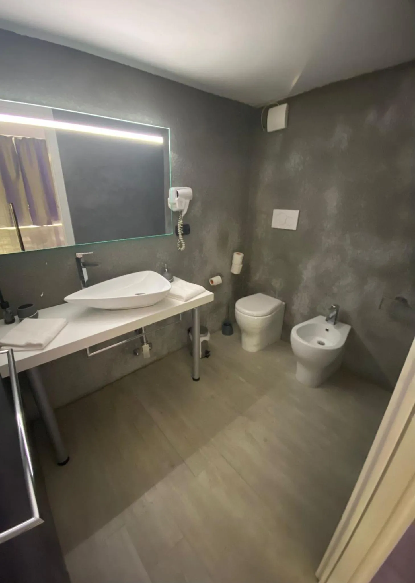 Toilet in B2In Suite & Office