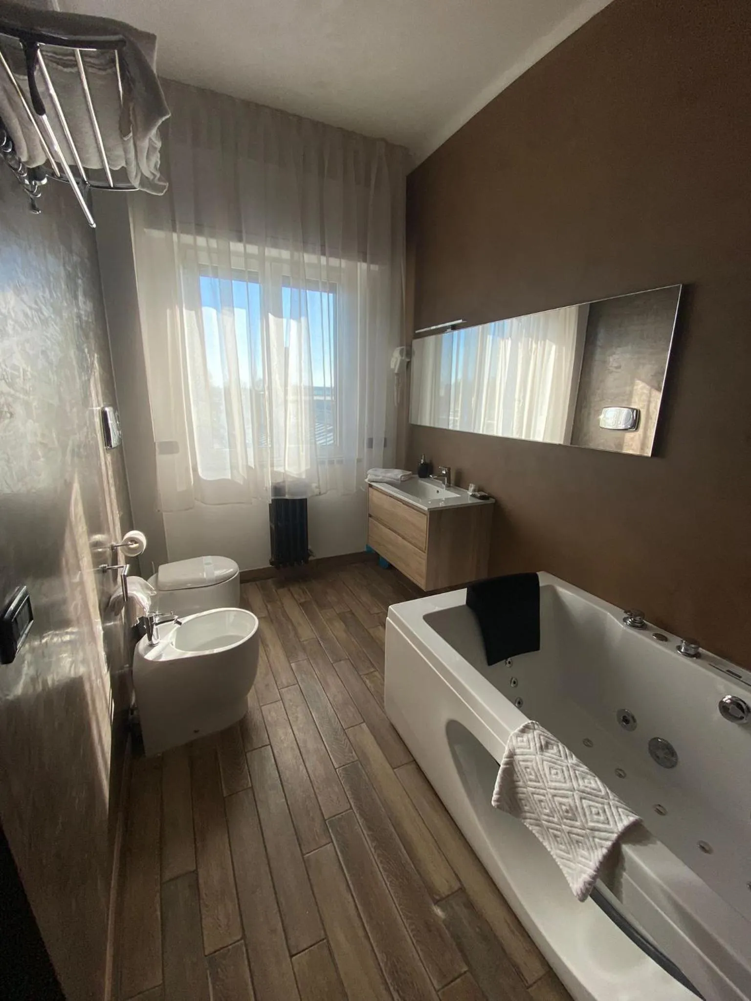 Toilet in B2In Suite & Office