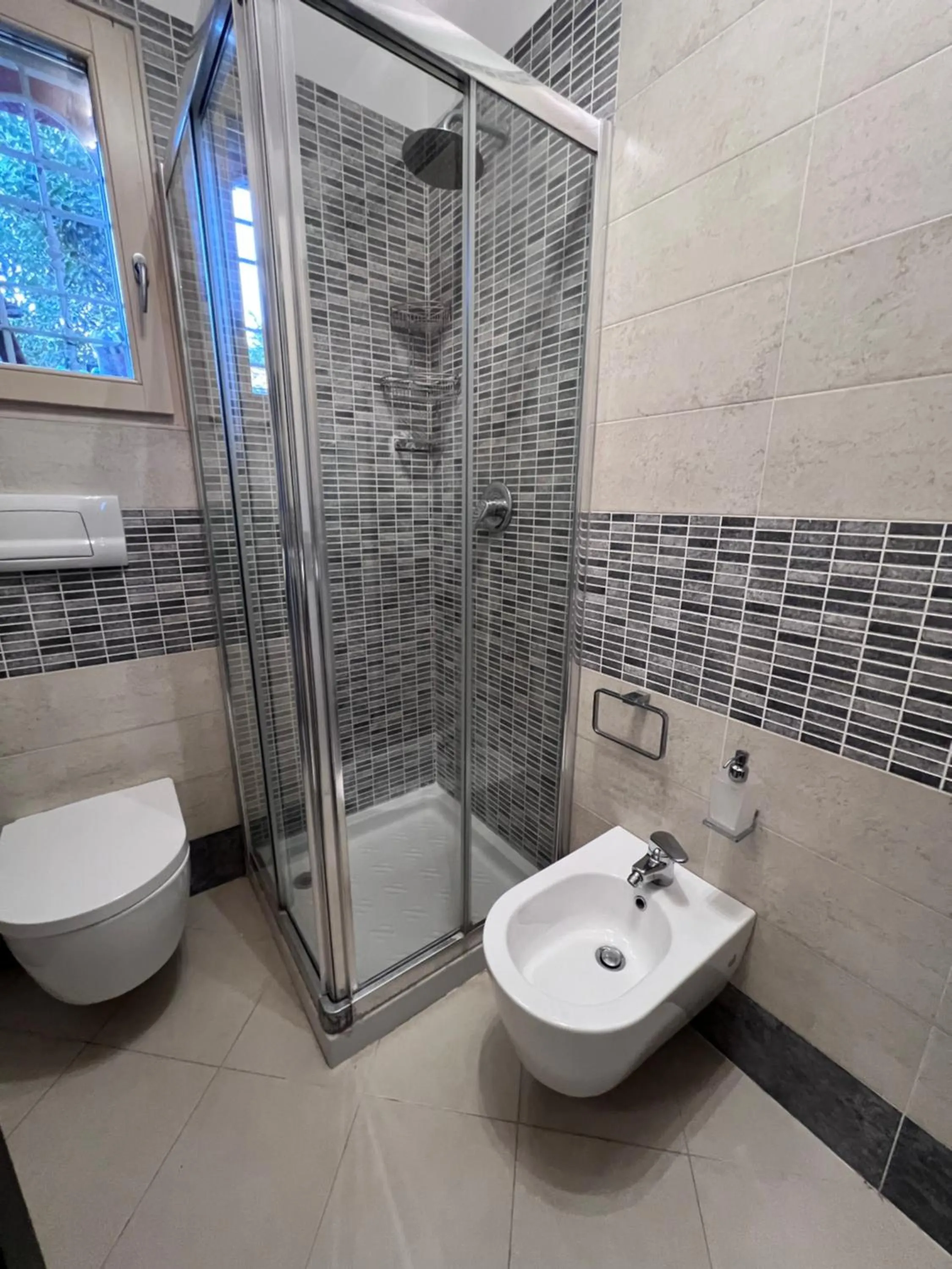 Shower in B2In Suite & Office