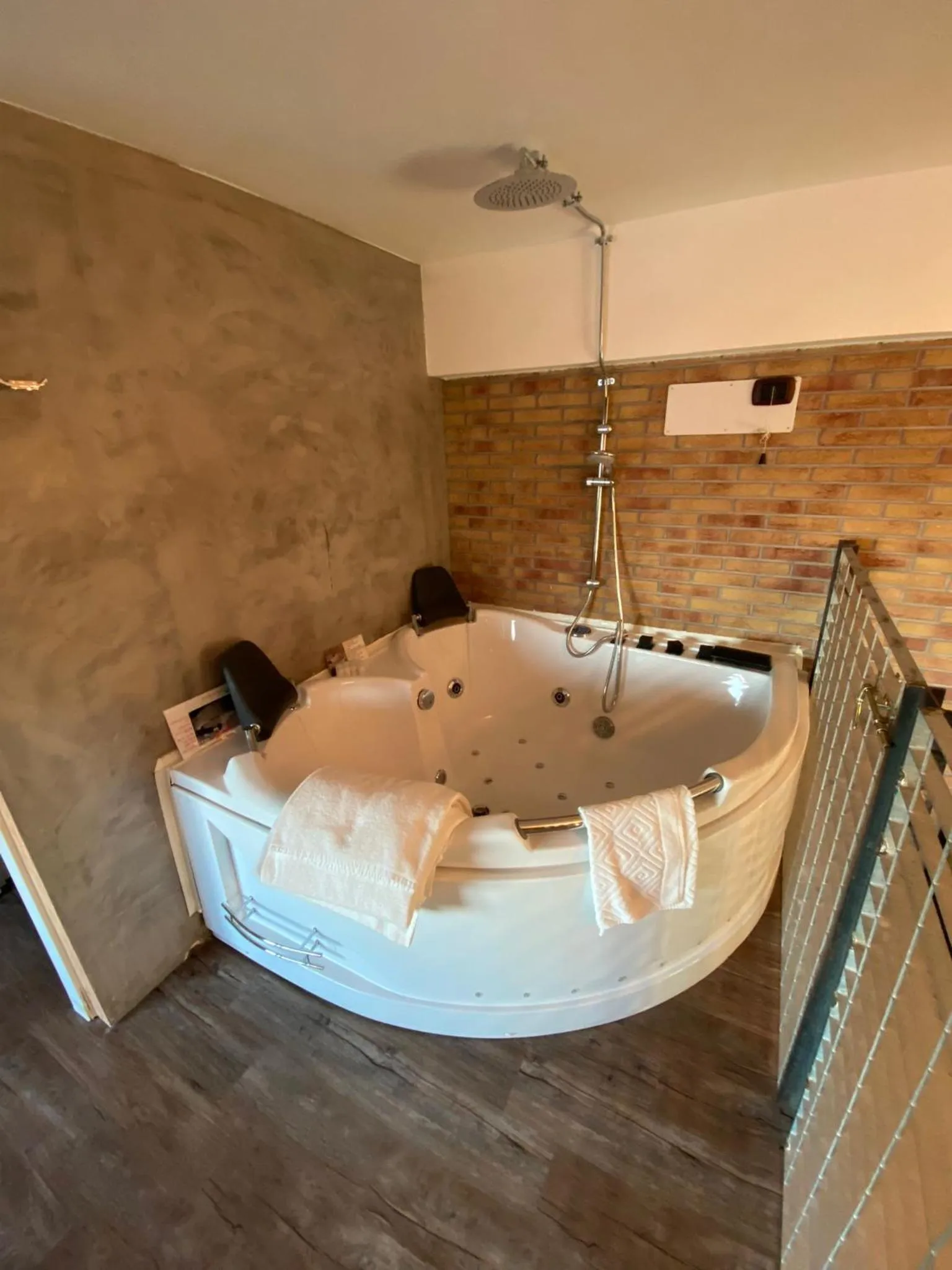 Shower in B2In Suite & Office