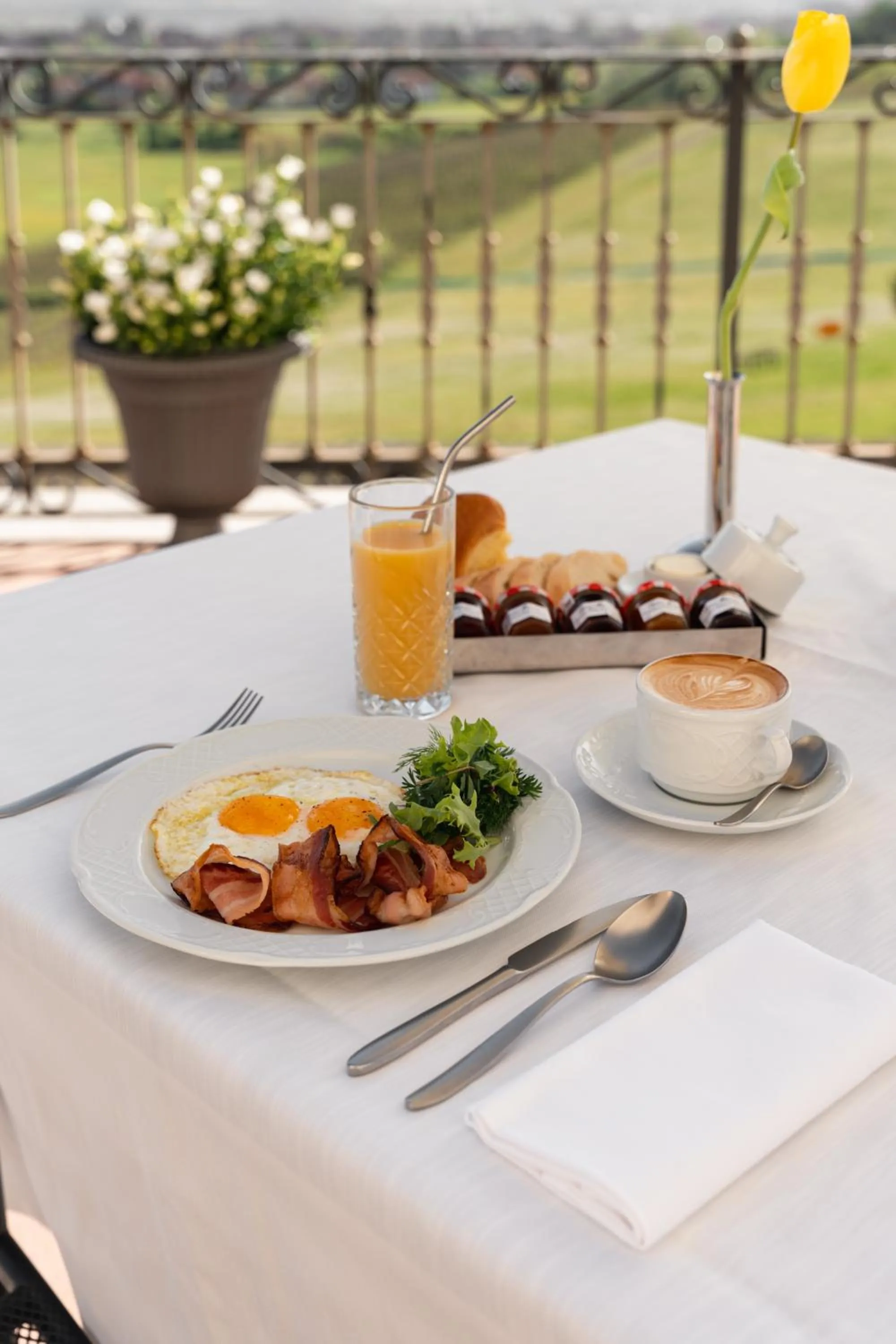 Breakfast in Hotel Villa La Bollina