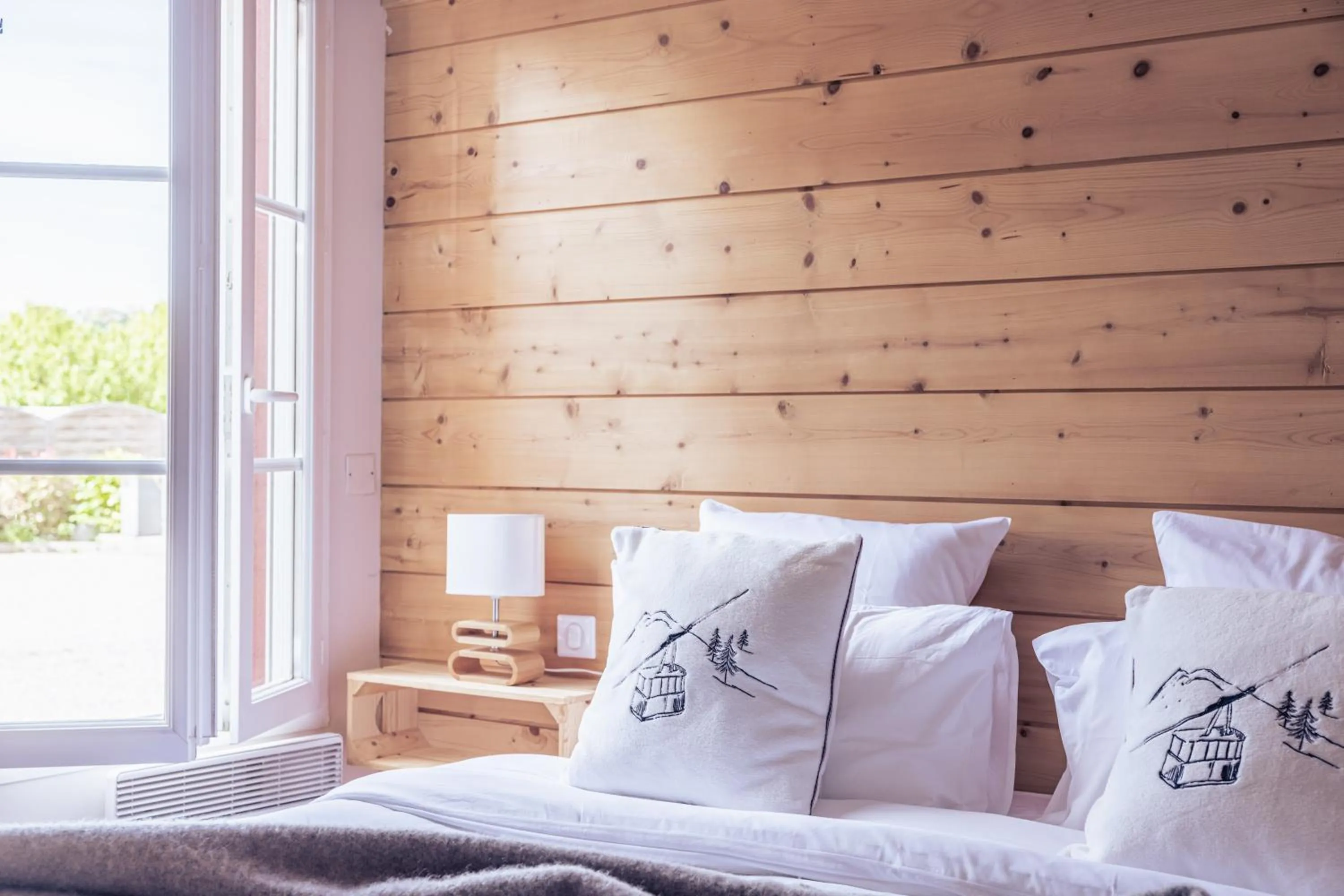 Bedroom, Bed in Le Clos du 5 - Appart Hotel Bagneres