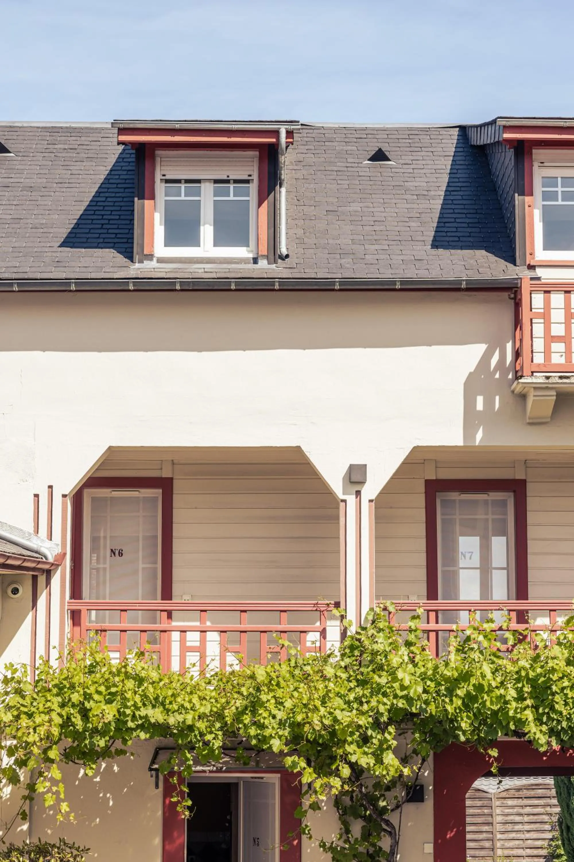 Property building in Le Clos du 5 - Appart Hotel Bagneres