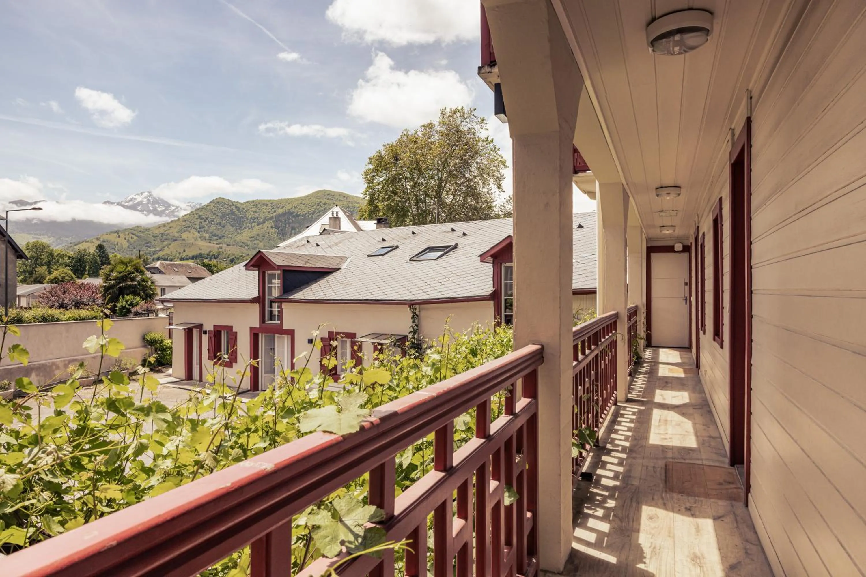 Natural landscape in Le Clos du 5 - Appart Hotel Bagneres