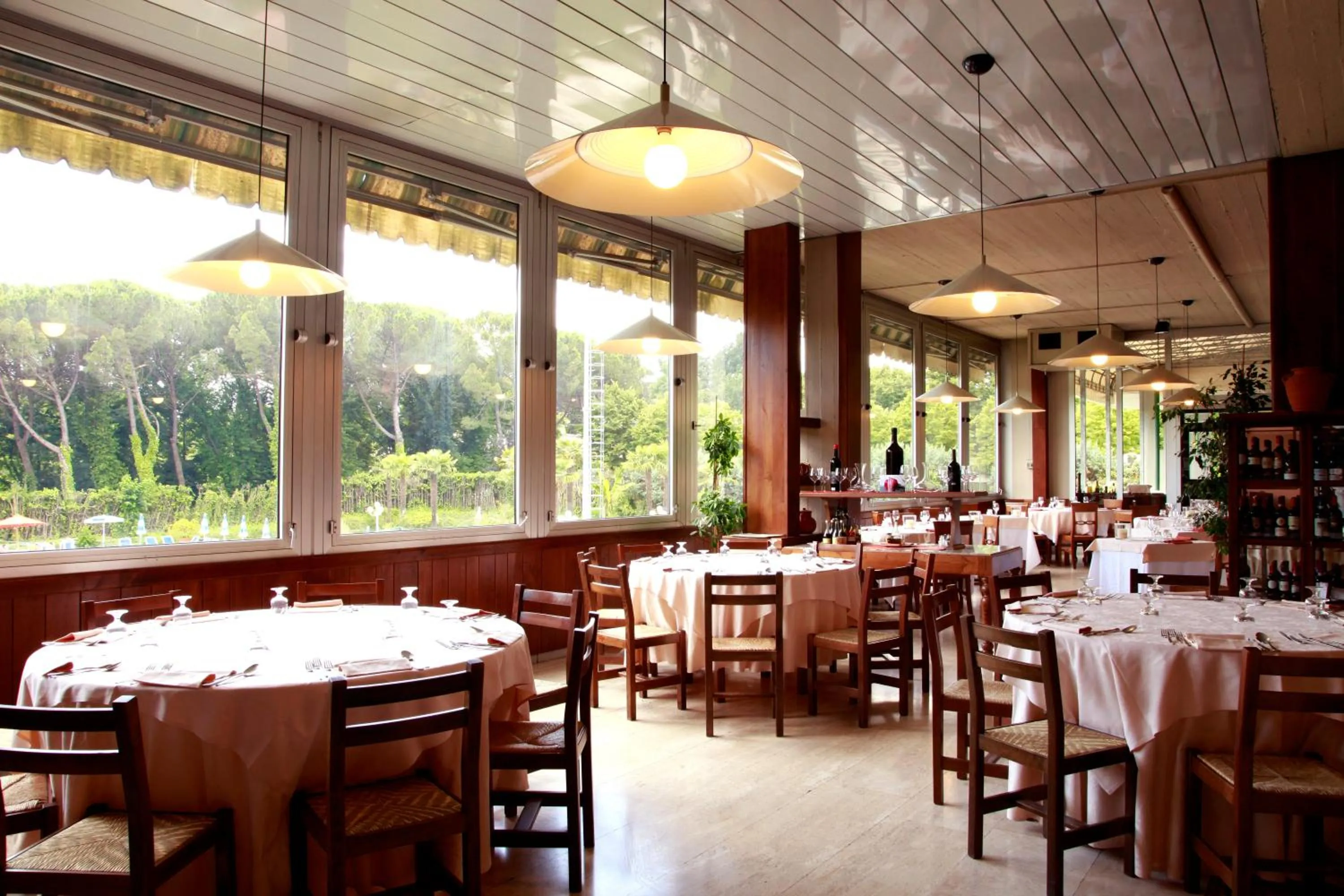 Restaurant/places to eat in Hotel Country Club