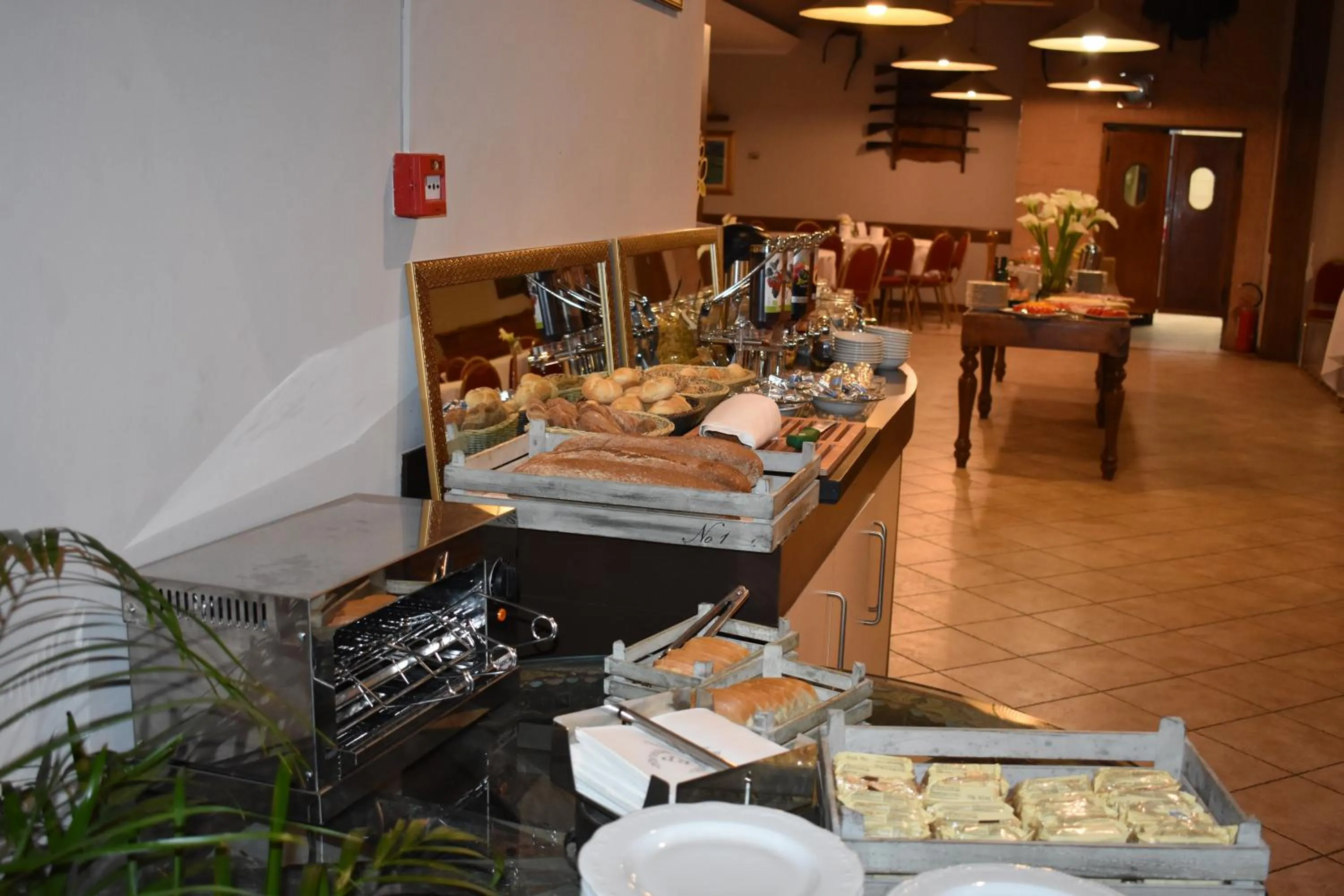 Restaurant/places to eat in Hotel Country Club