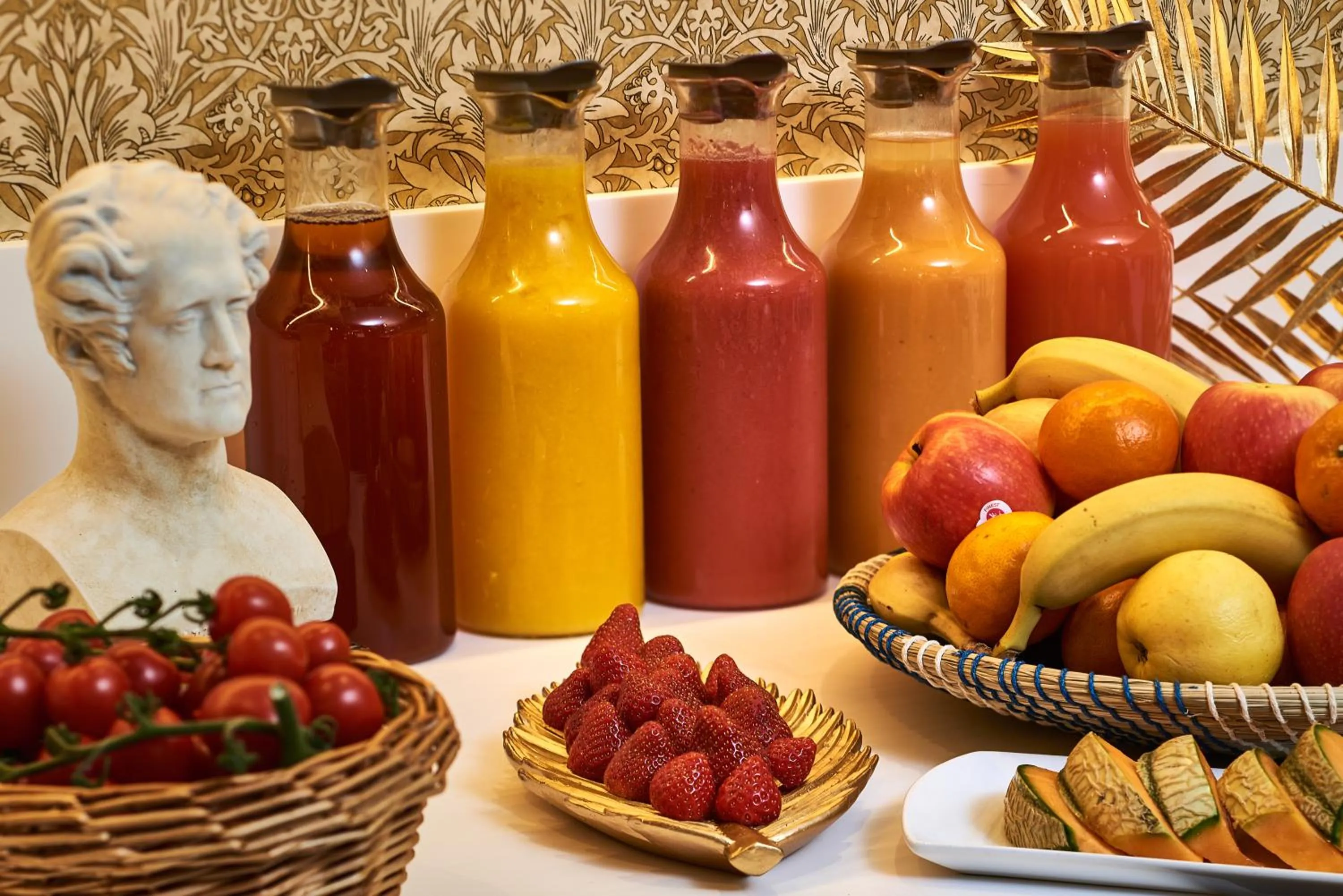 Food and drinks in Hôtel Le Versailles