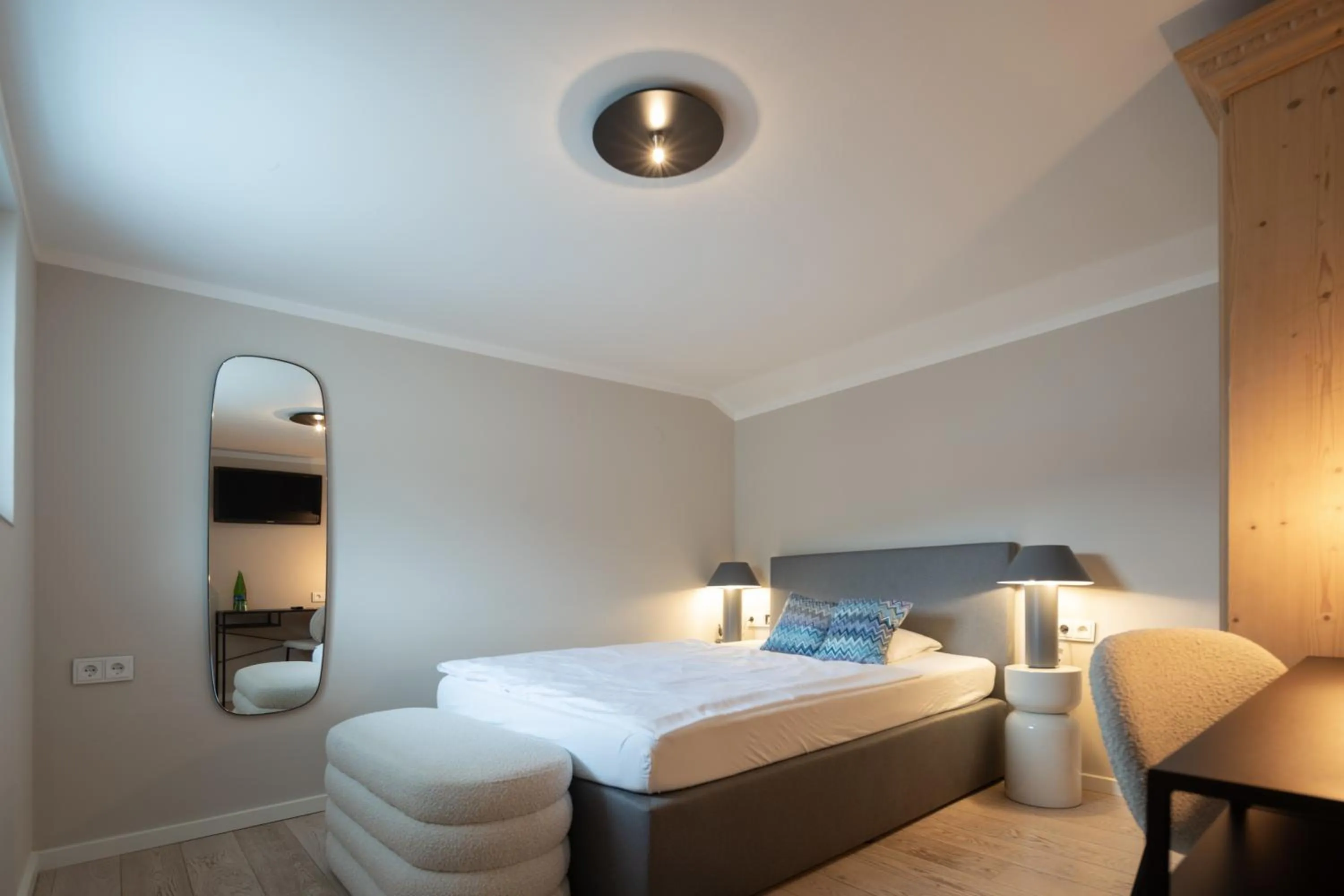 Photo of the whole room, Bed in Q! Hotel Maria Theresia