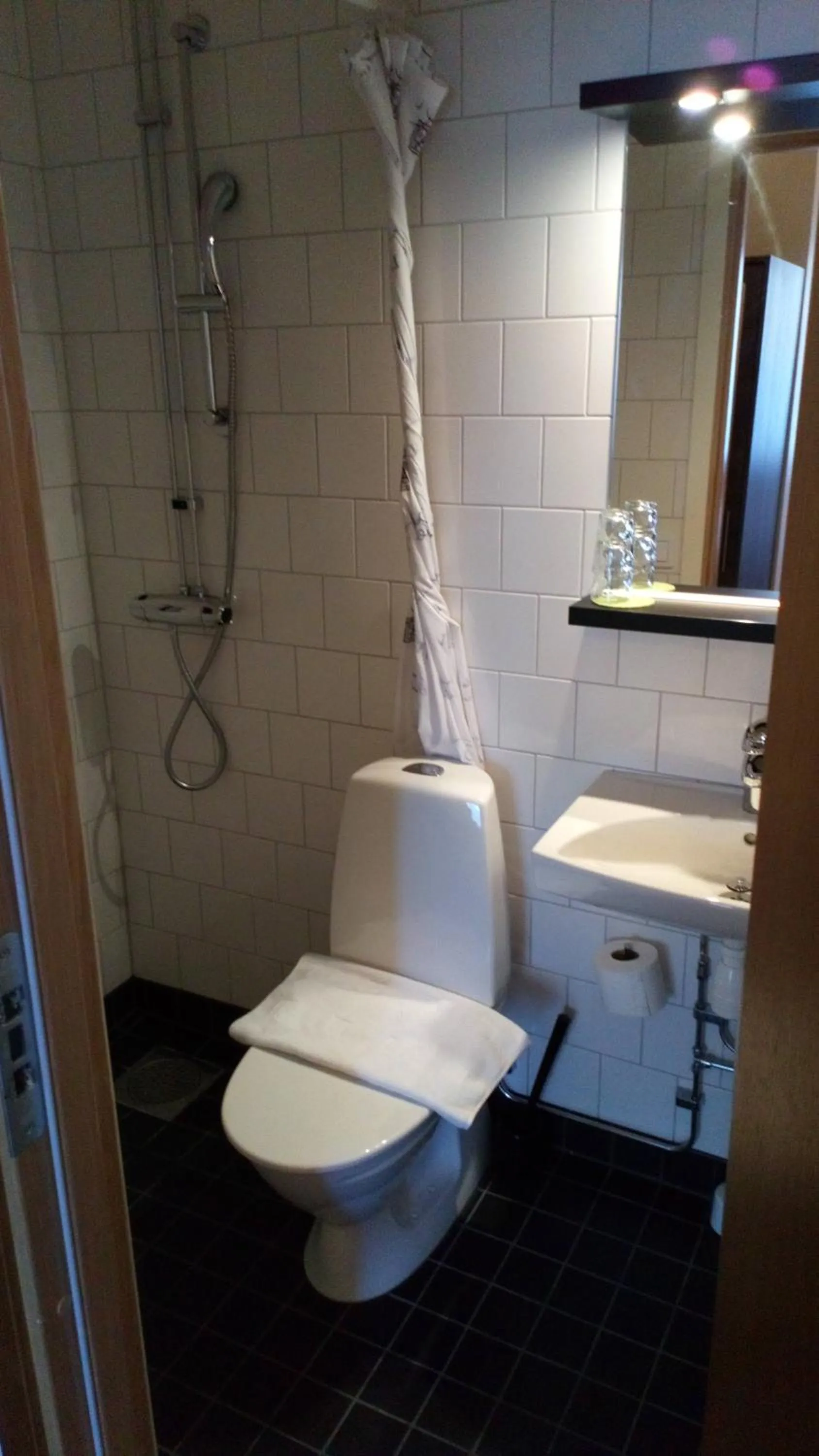 Shower in SPiS Hotell Naran