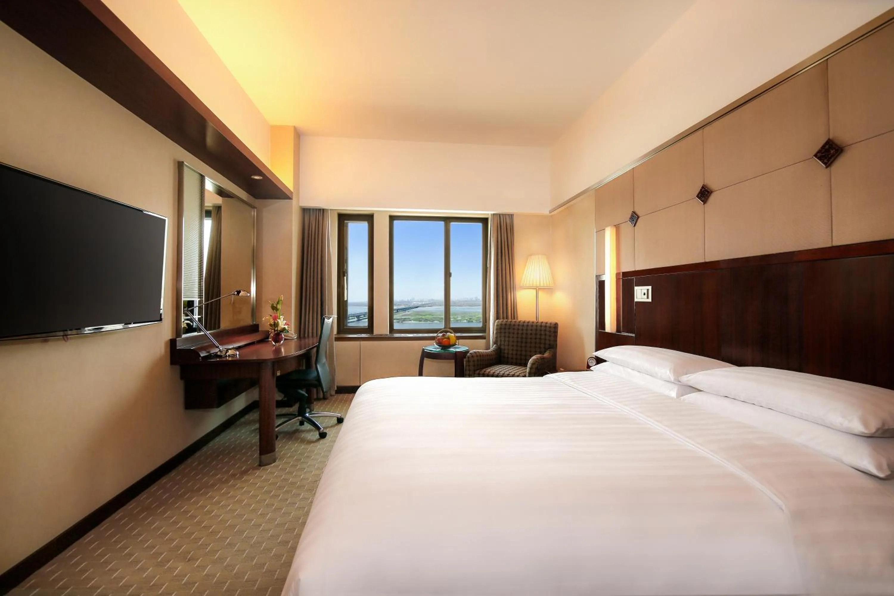 Horizon Club King Room with River View - single occupancy in Shangri-La Harbin