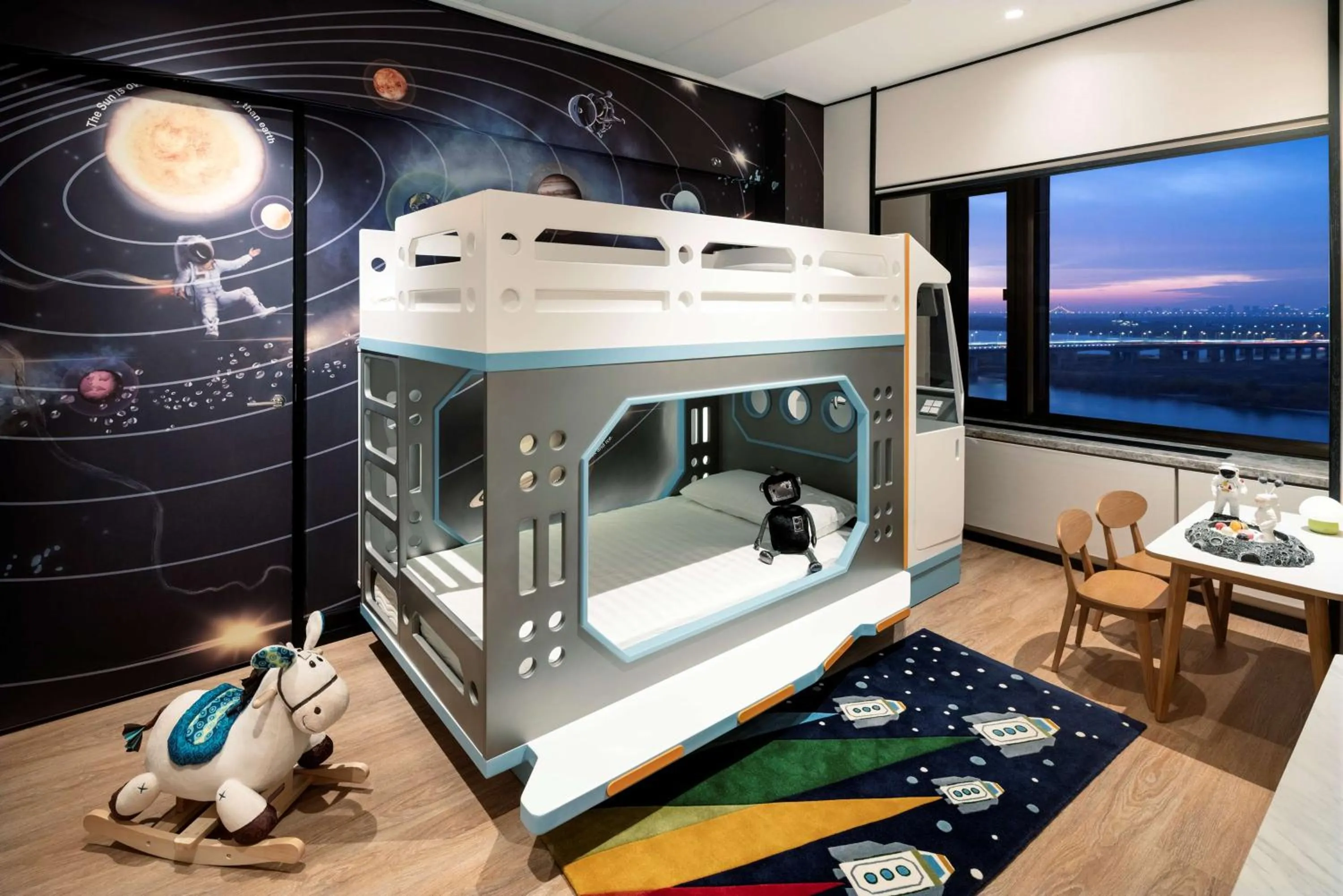 Photo of the whole room, Bed in Shangri-La Harbin