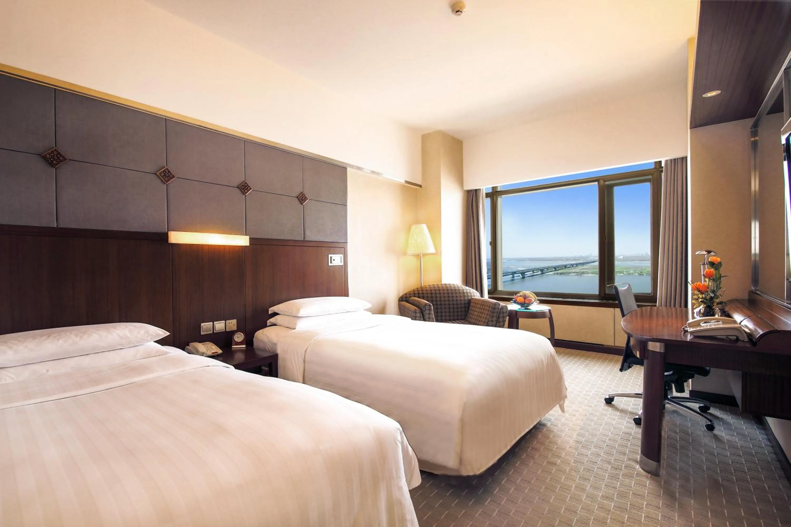 Deluxe Twin Room with River View in Shangri-La Harbin