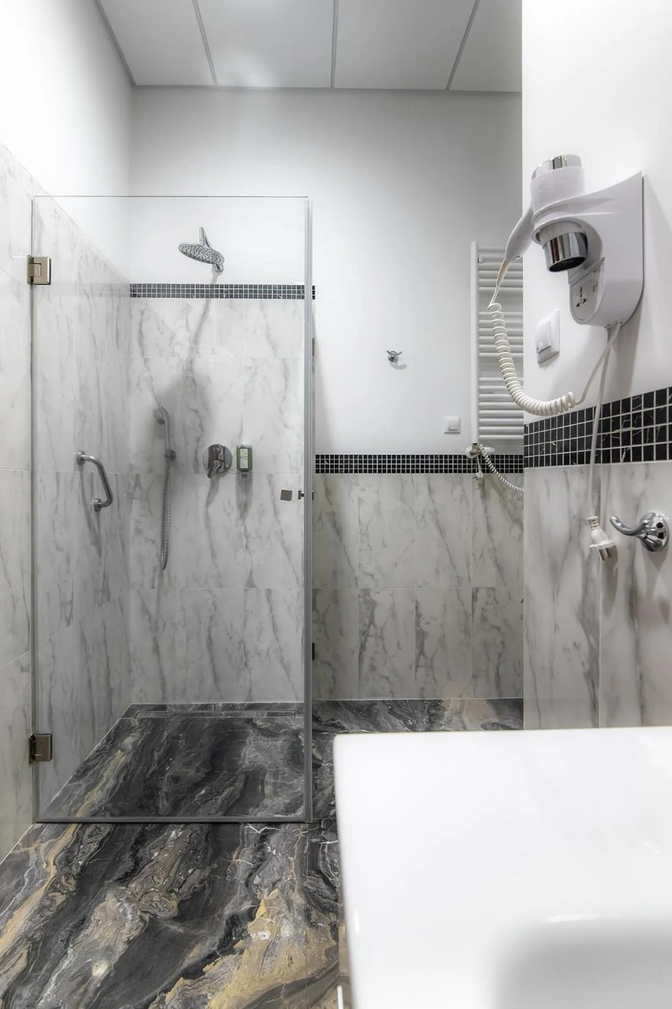 Shower in Hotel Park Kajetany