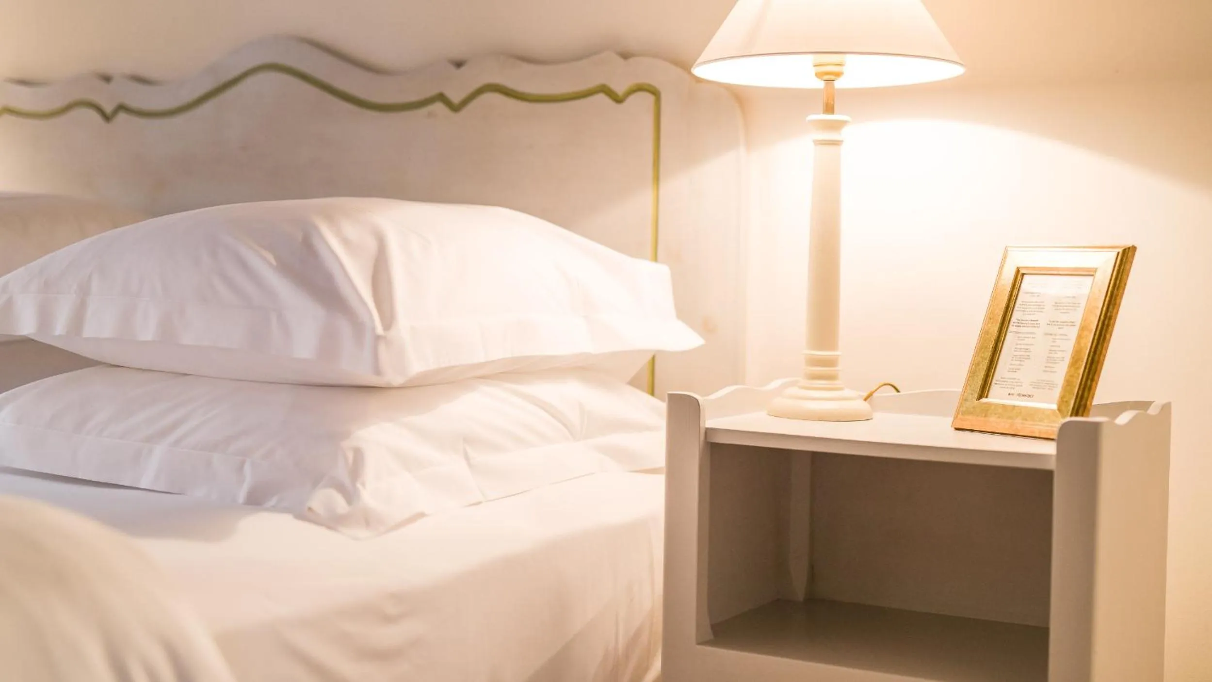 Bed in Le Champ des Oiseaux Hôtel & Spa