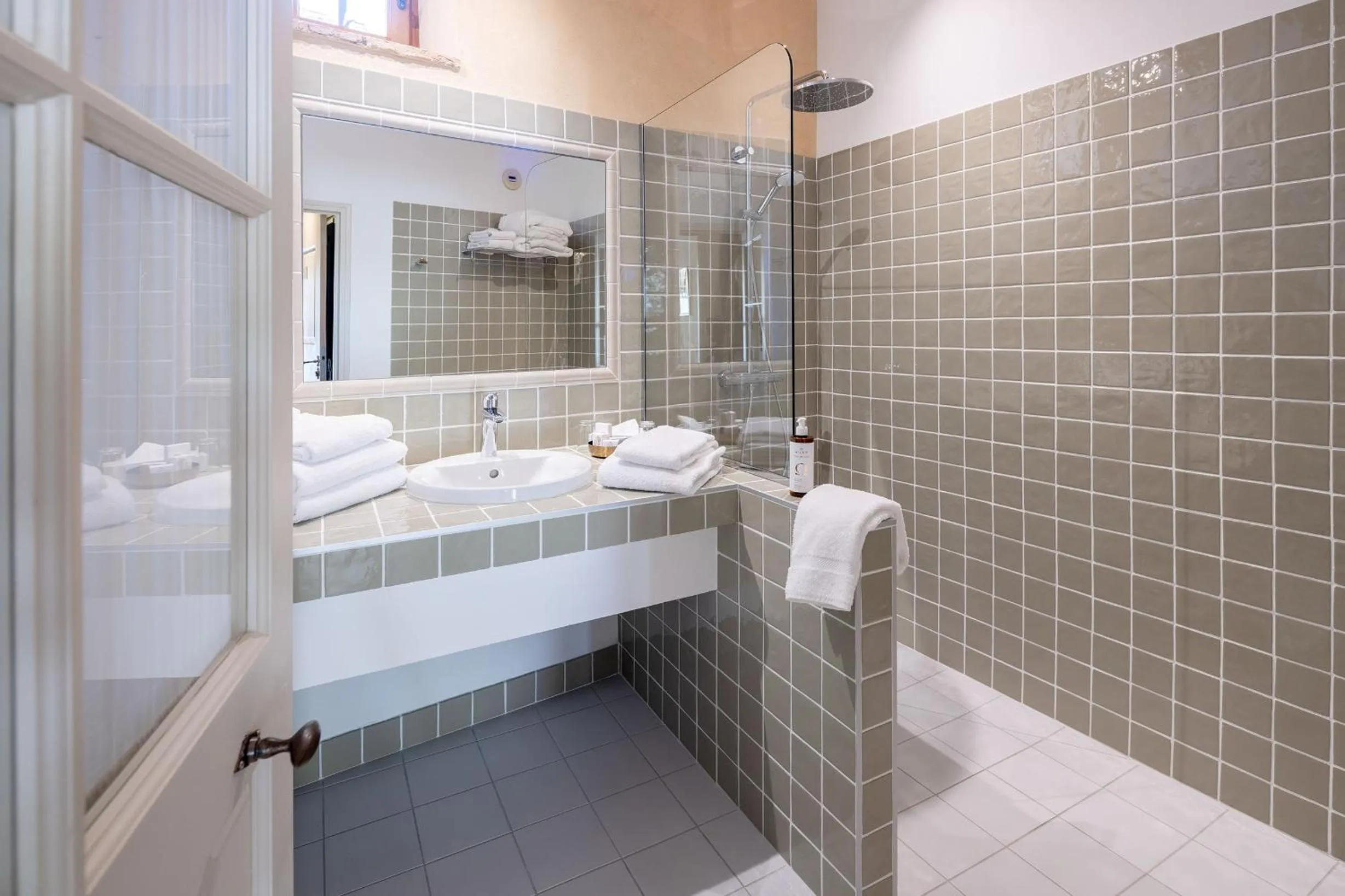 Bathroom in Le Champ des Oiseaux Hôtel & Spa