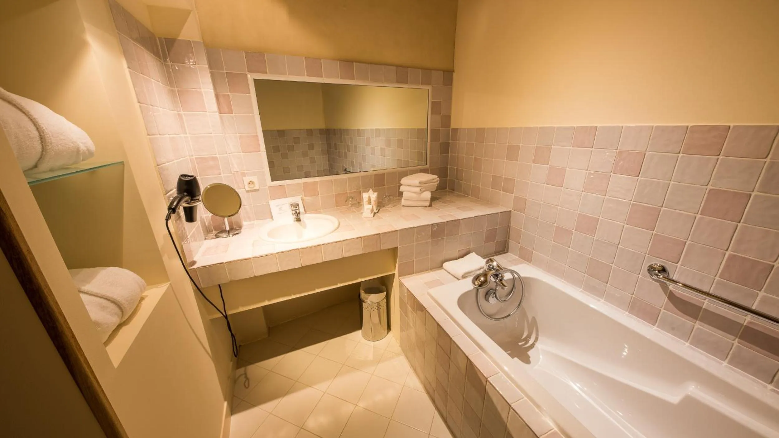 Bathroom in Le Champ des Oiseaux Hôtel & Spa