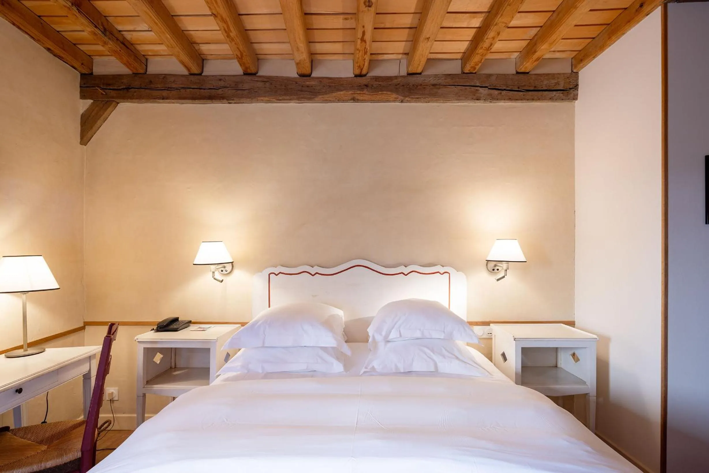 Photo of the whole room, Bed in Le Champ des Oiseaux Hôtel & Spa