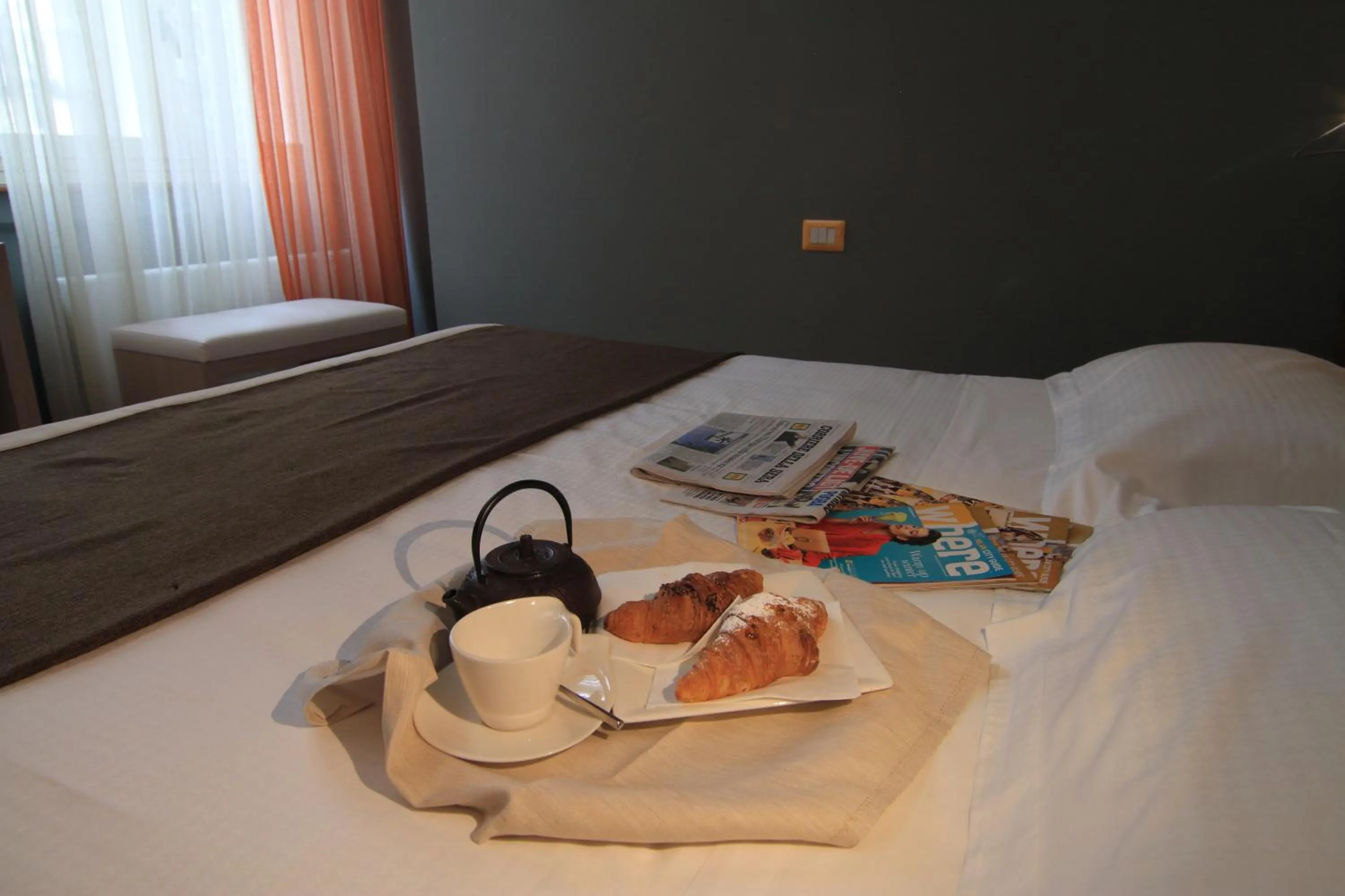 Bathroom, Bed in Hotel Metrò