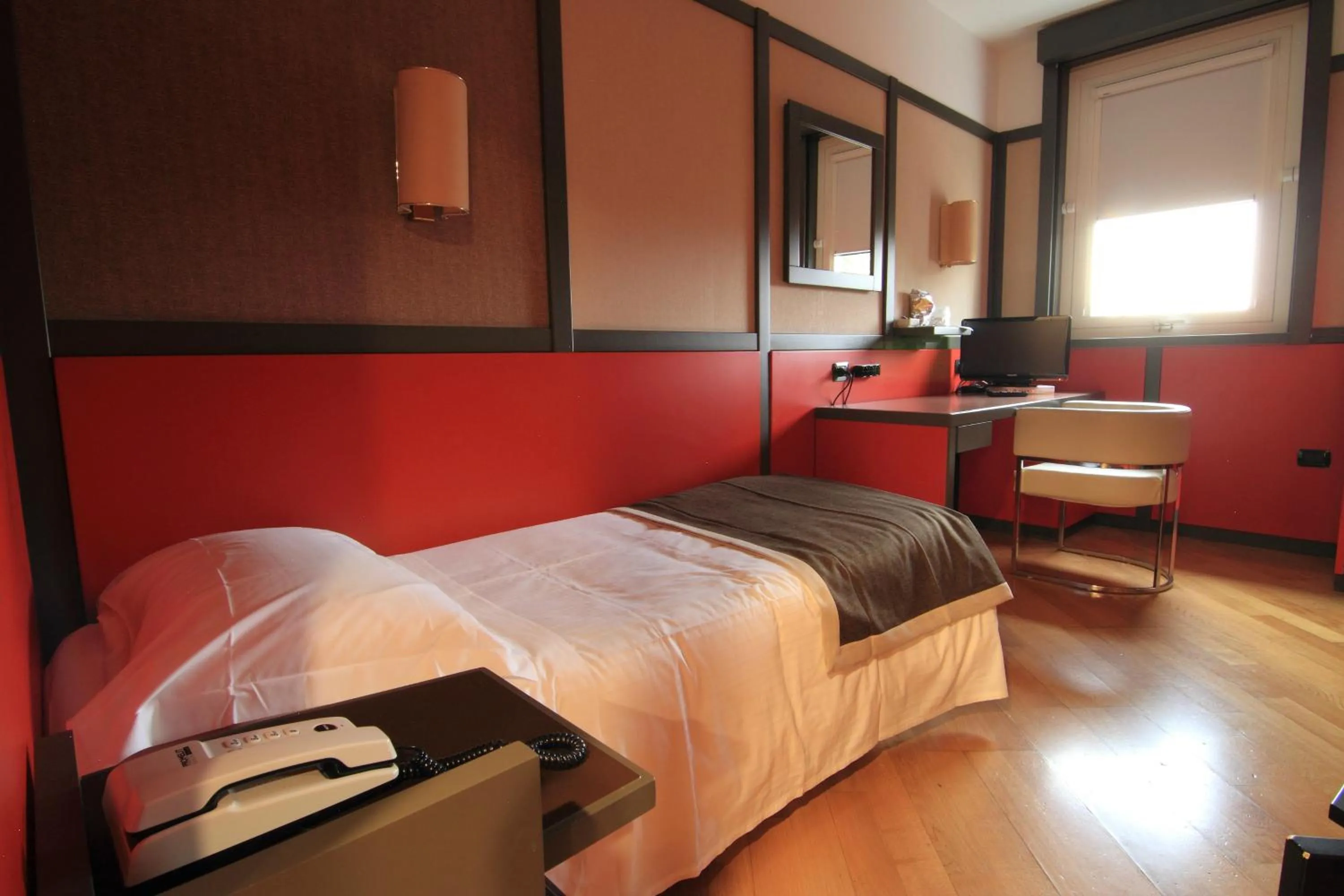 Shower, Bed in Hotel Metrò