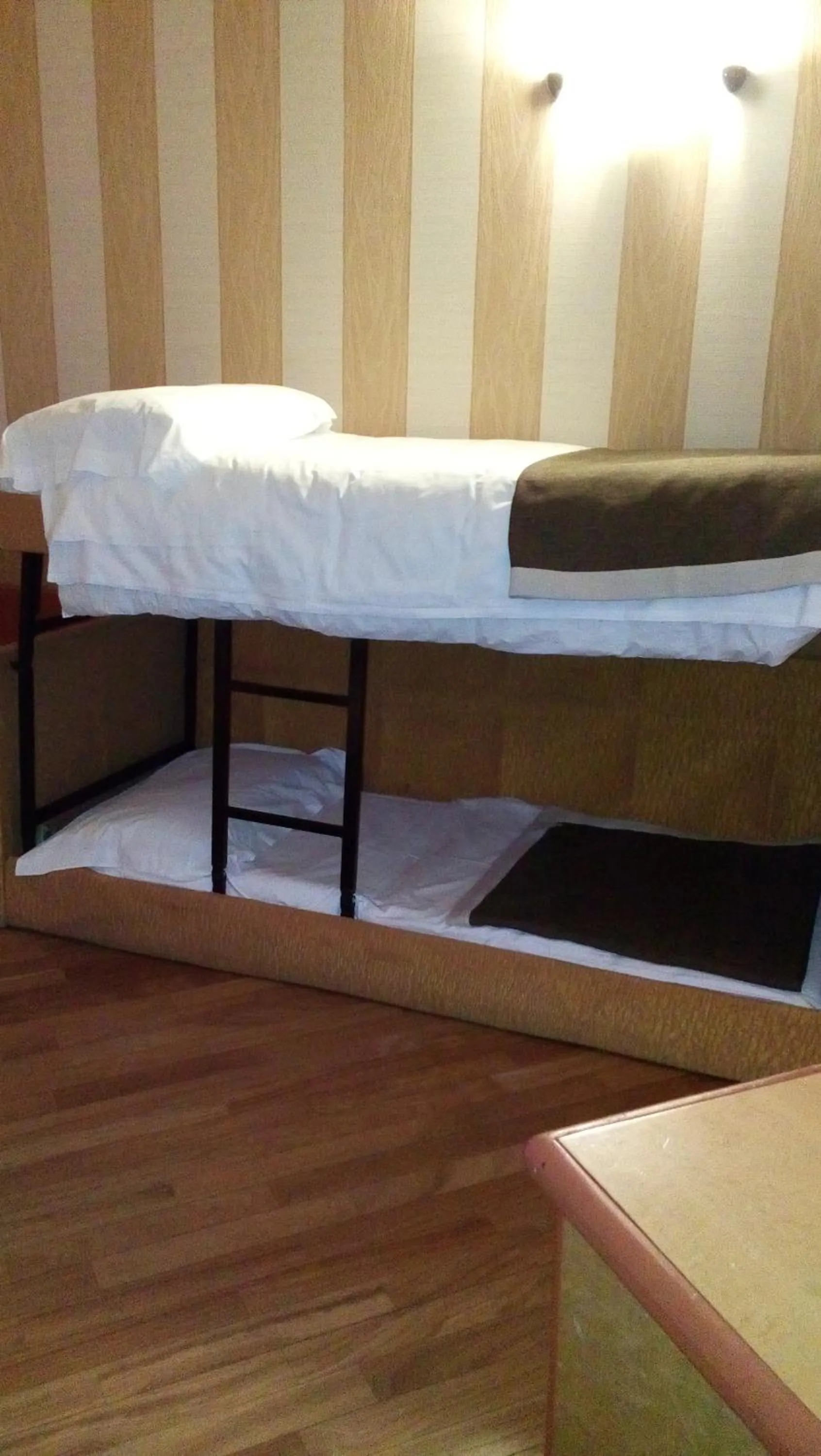 bunk bed, Bed in Hotel Metrò