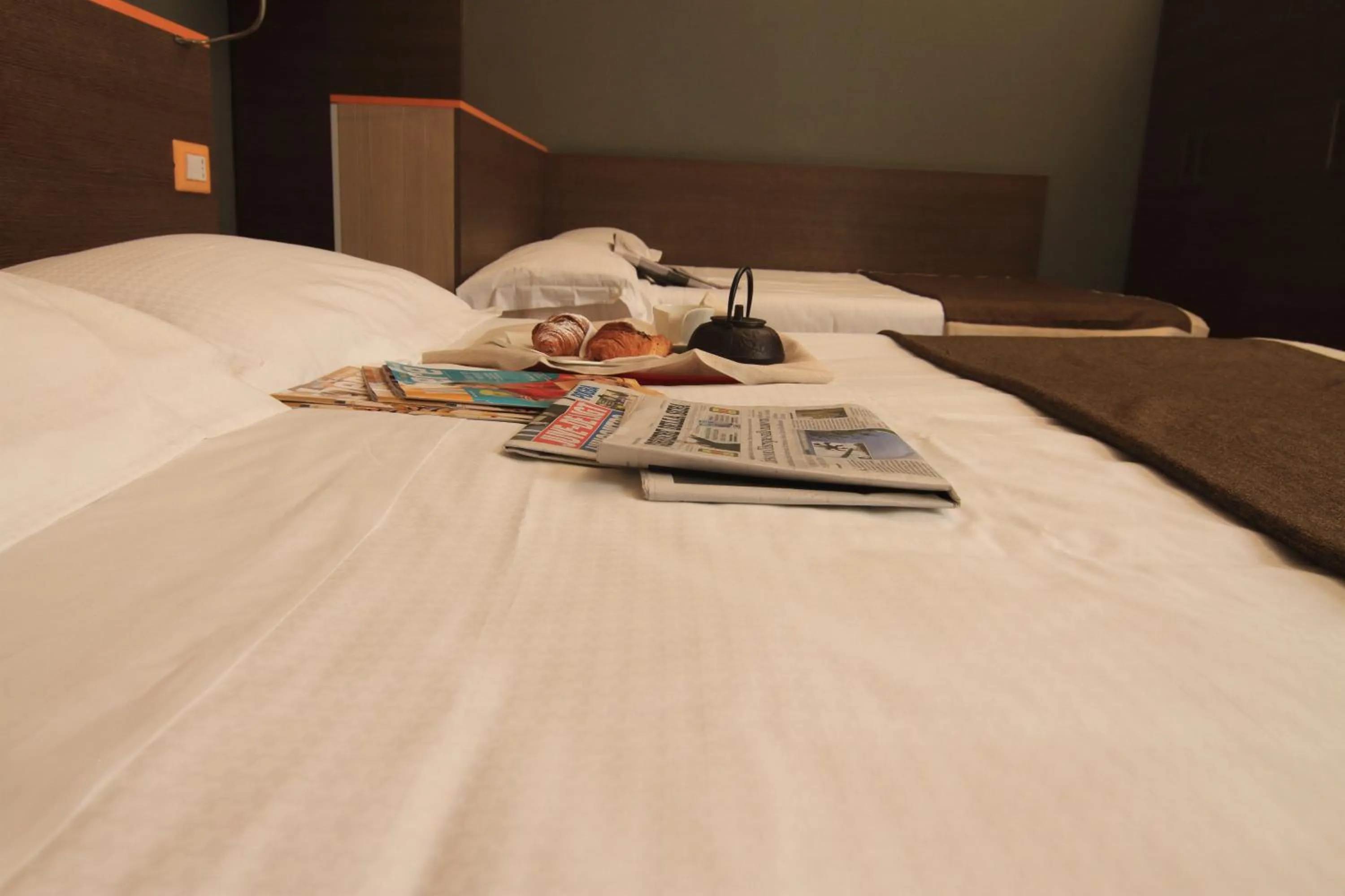 Bathroom, Bed in Hotel Metrò