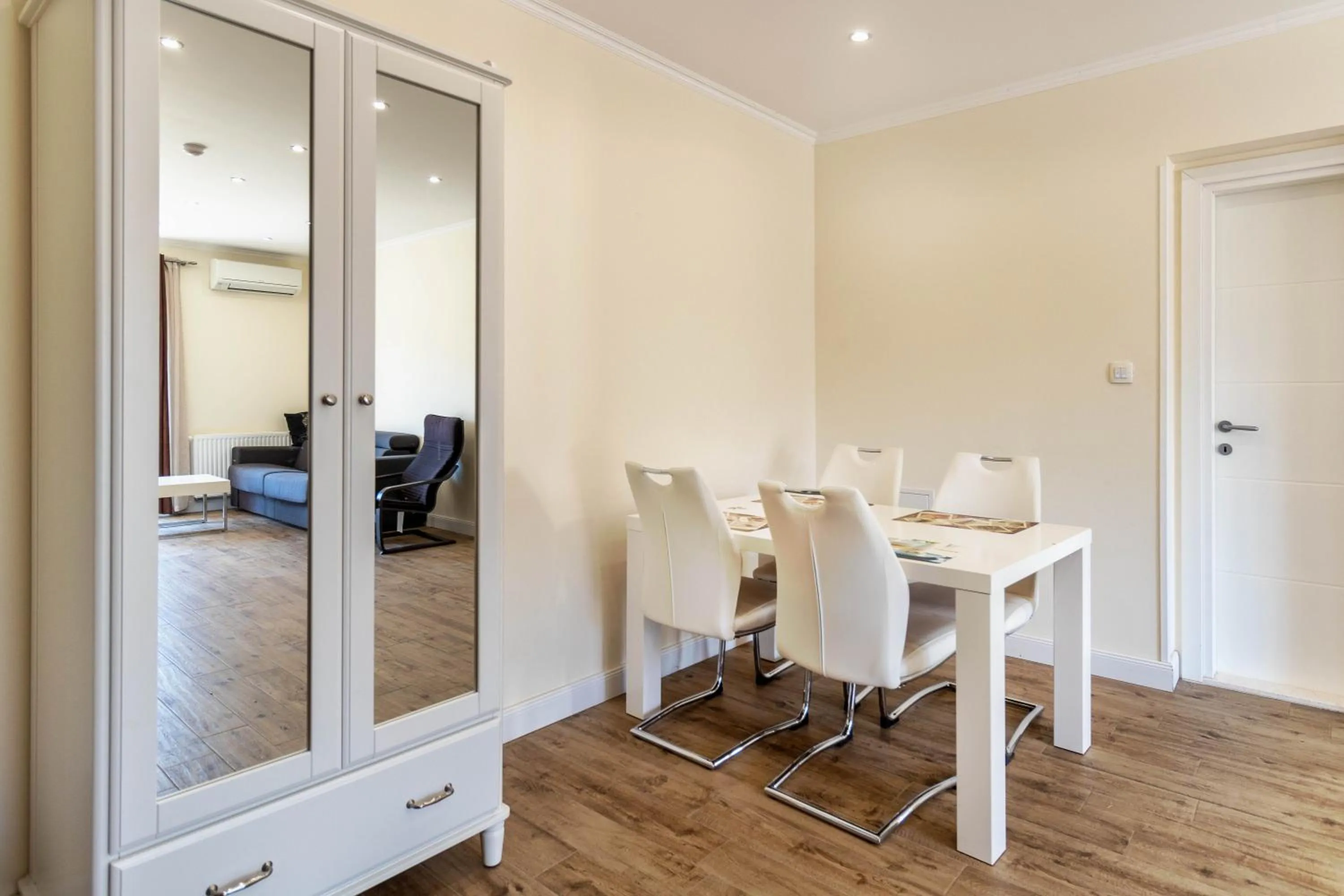 Dining area in StaySplitBay
