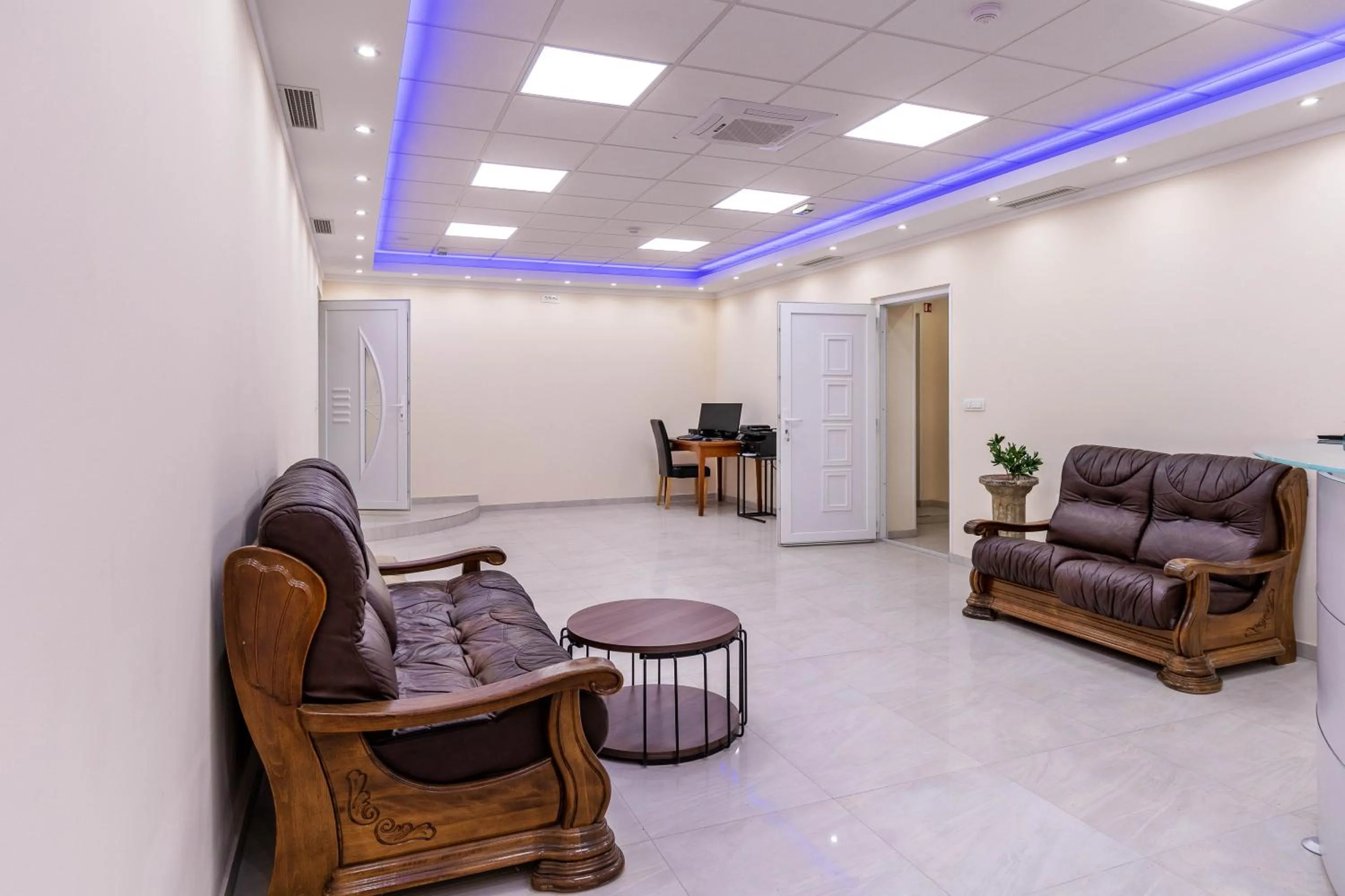 Communal lounge/ TV room in StaySplitBay