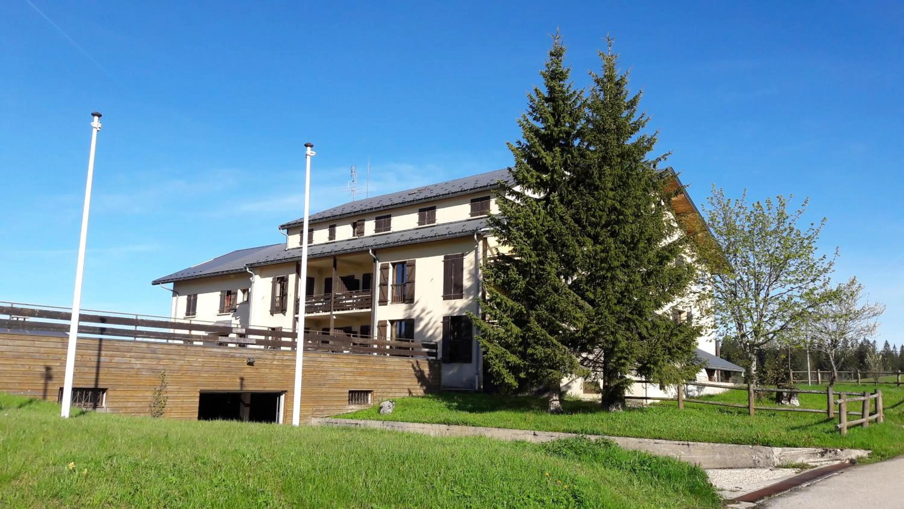 Property building in Résidence Les Clarines ( by Popinns )