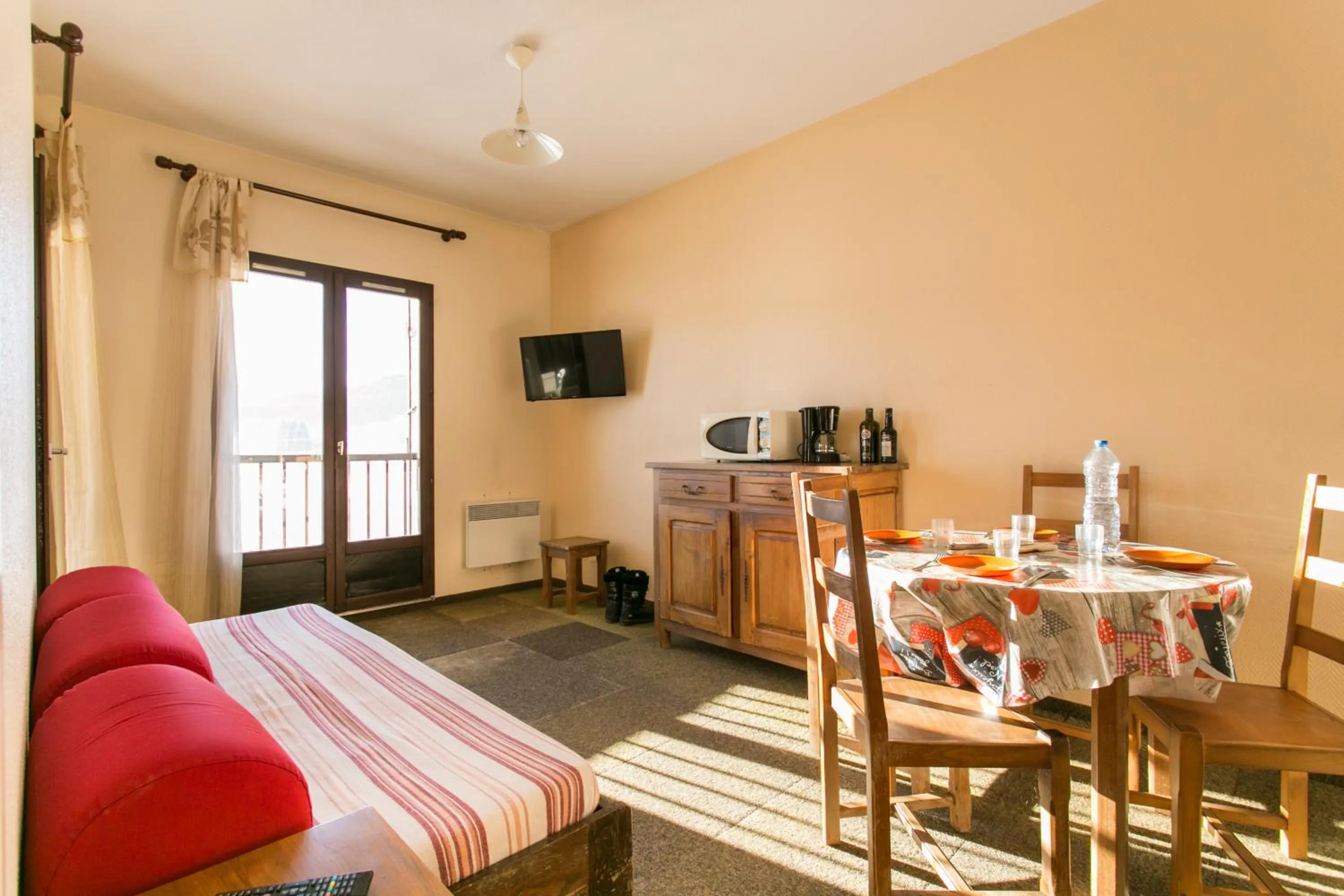 Dining area in Résidence Les Clarines ( by Popinns )