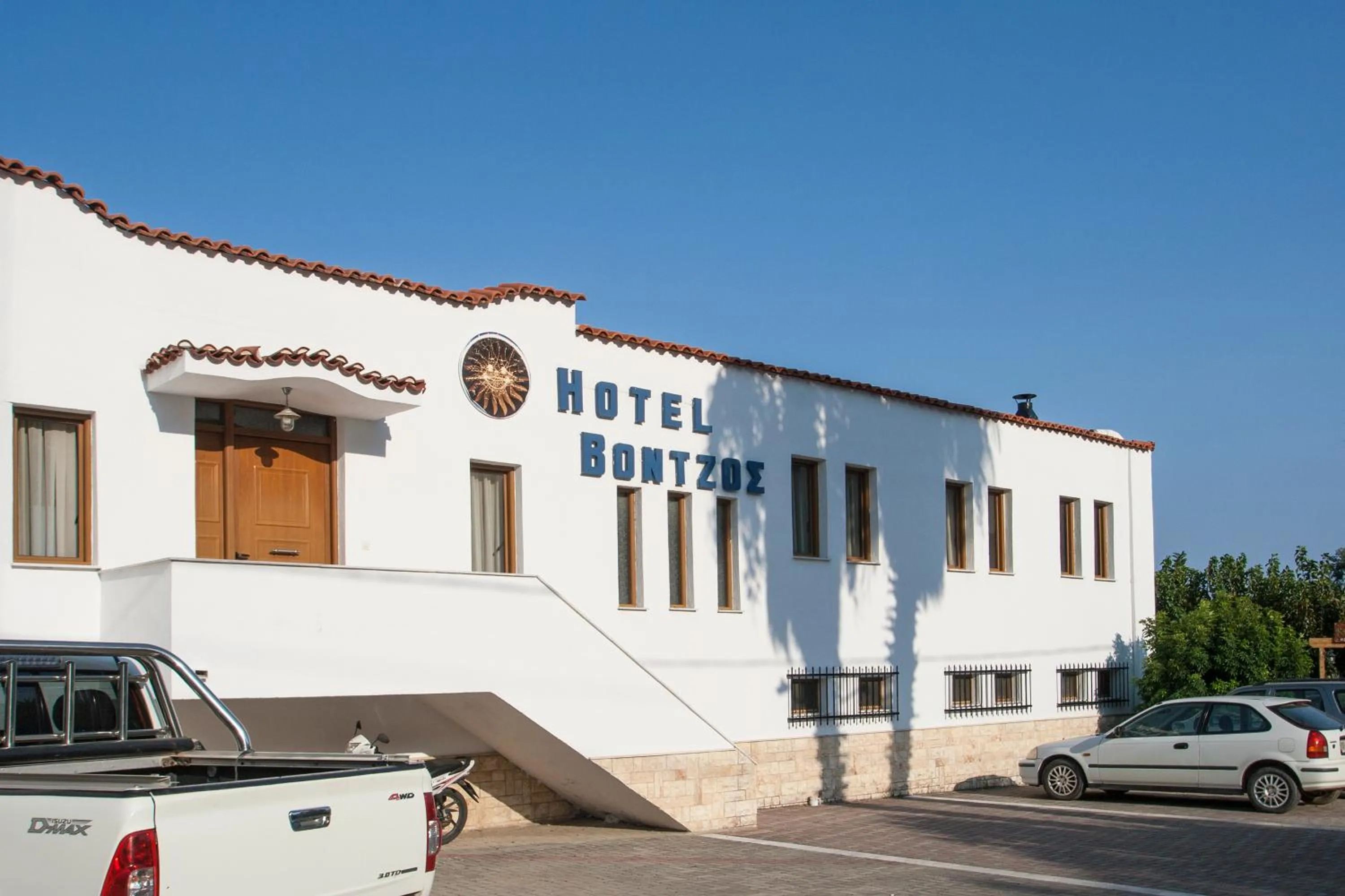 Facade/entrance in Vontzos Hotel