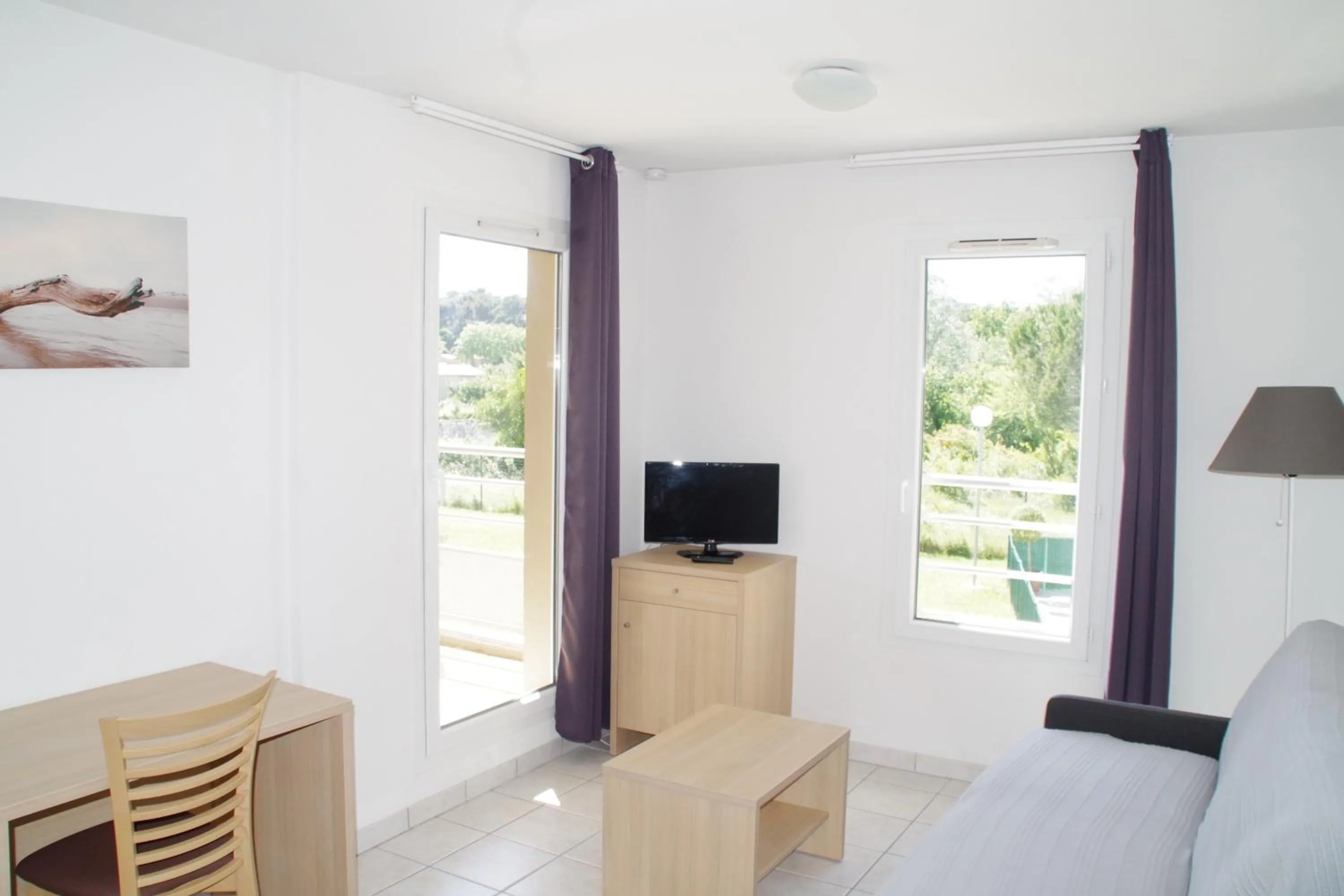 Living room, Bed in La Résidence Des Oliviers