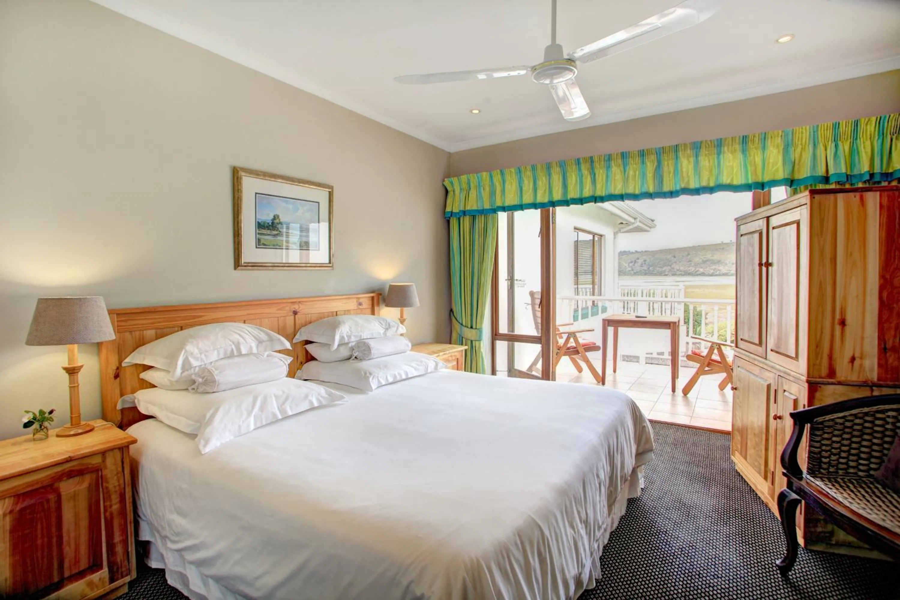 Bathroom, Bed in Waterfront Lodge
