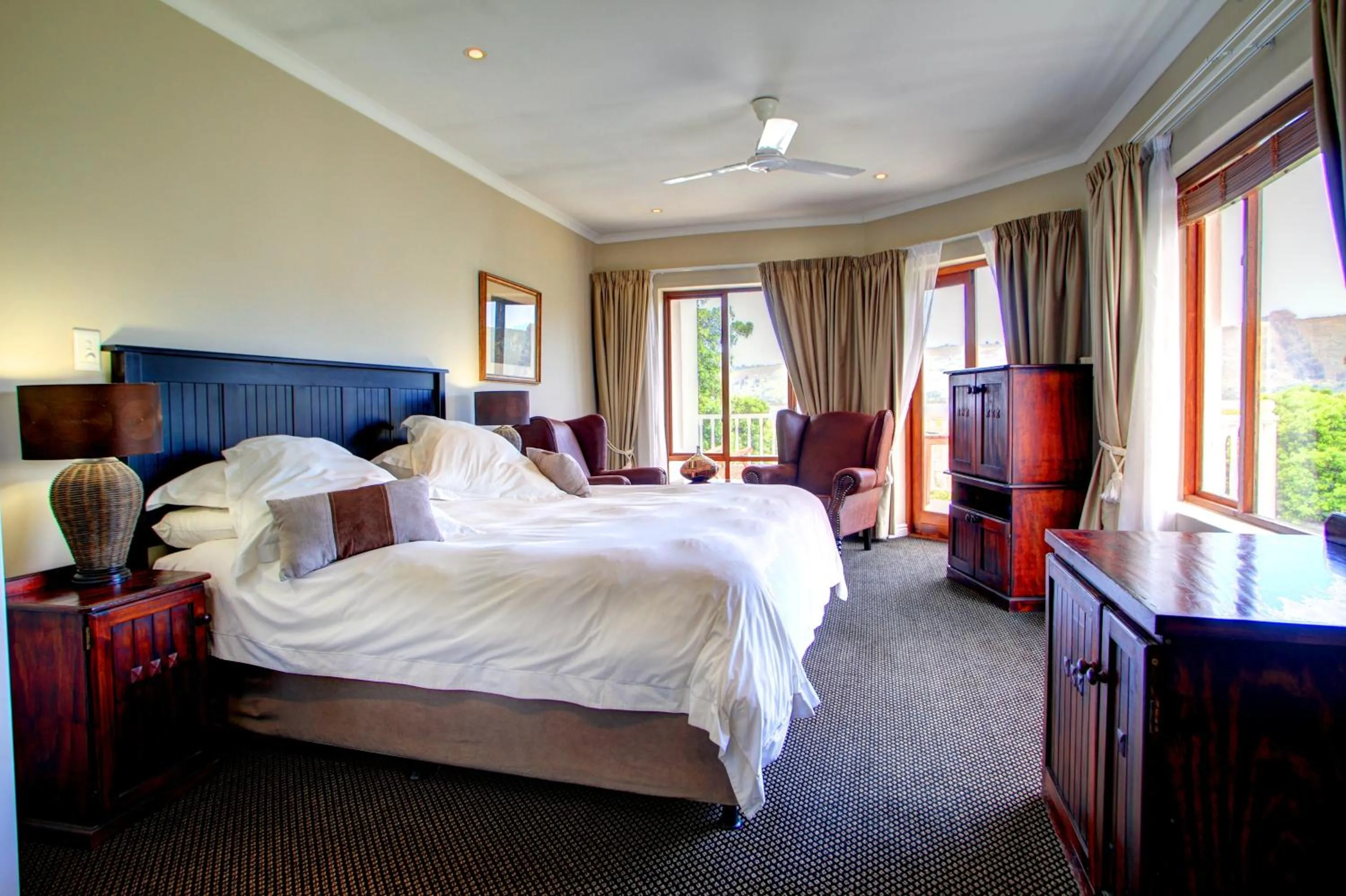 Bedroom, Bed in Waterfront Lodge